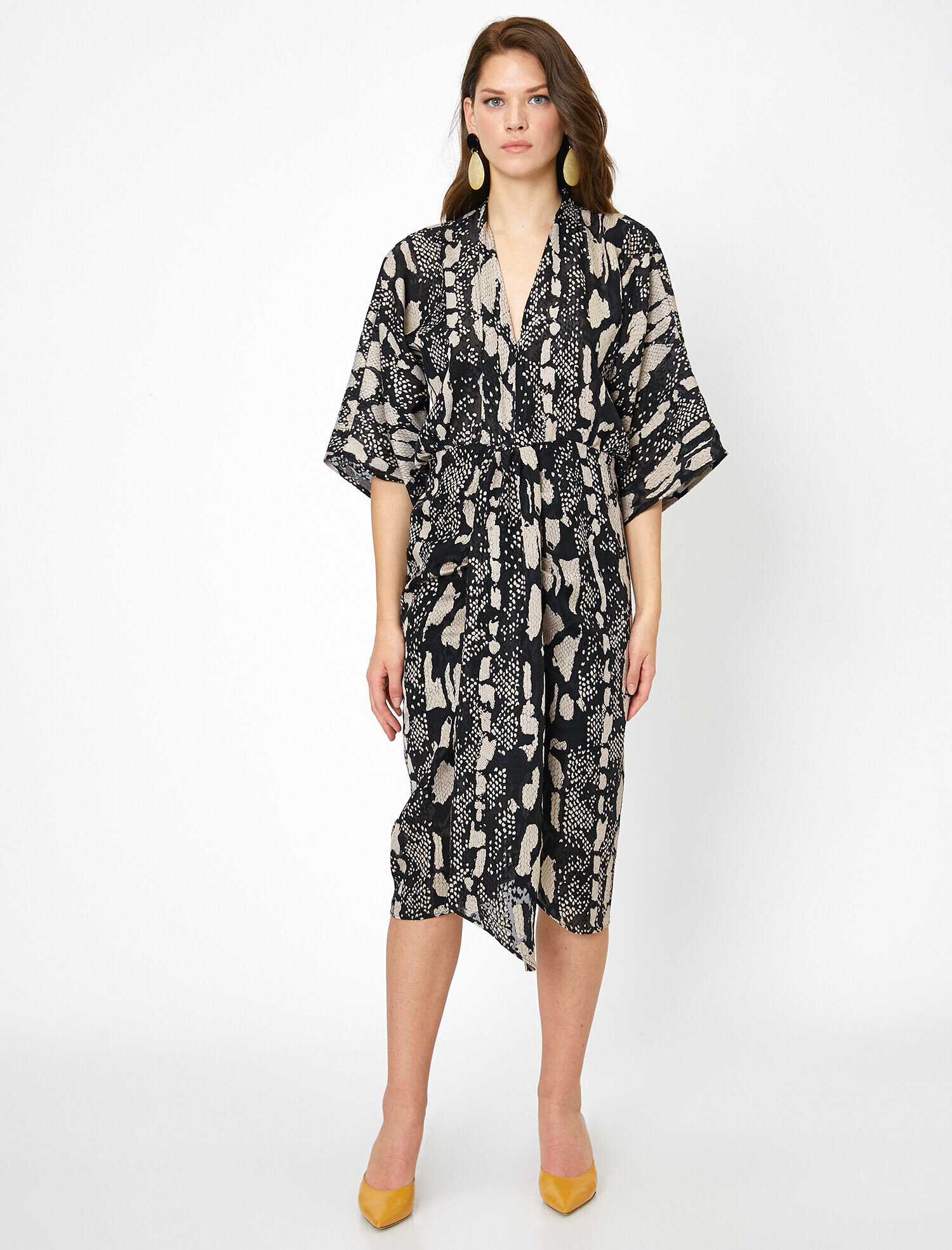   V Yaka Kısa Kollu Beli Bağlamalı Midi Yılan Derisi Desenli Elbise