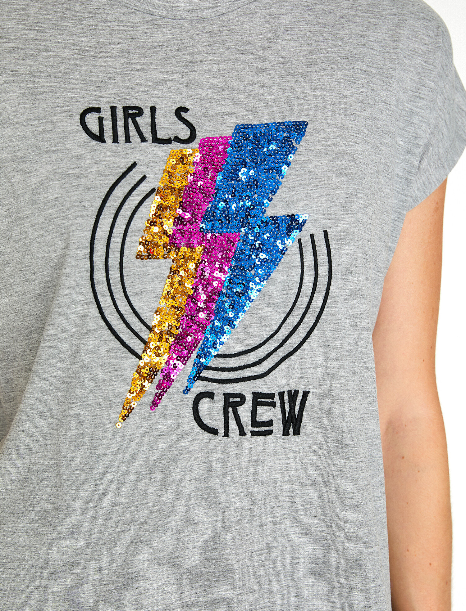   Pul Detaylı Tişört