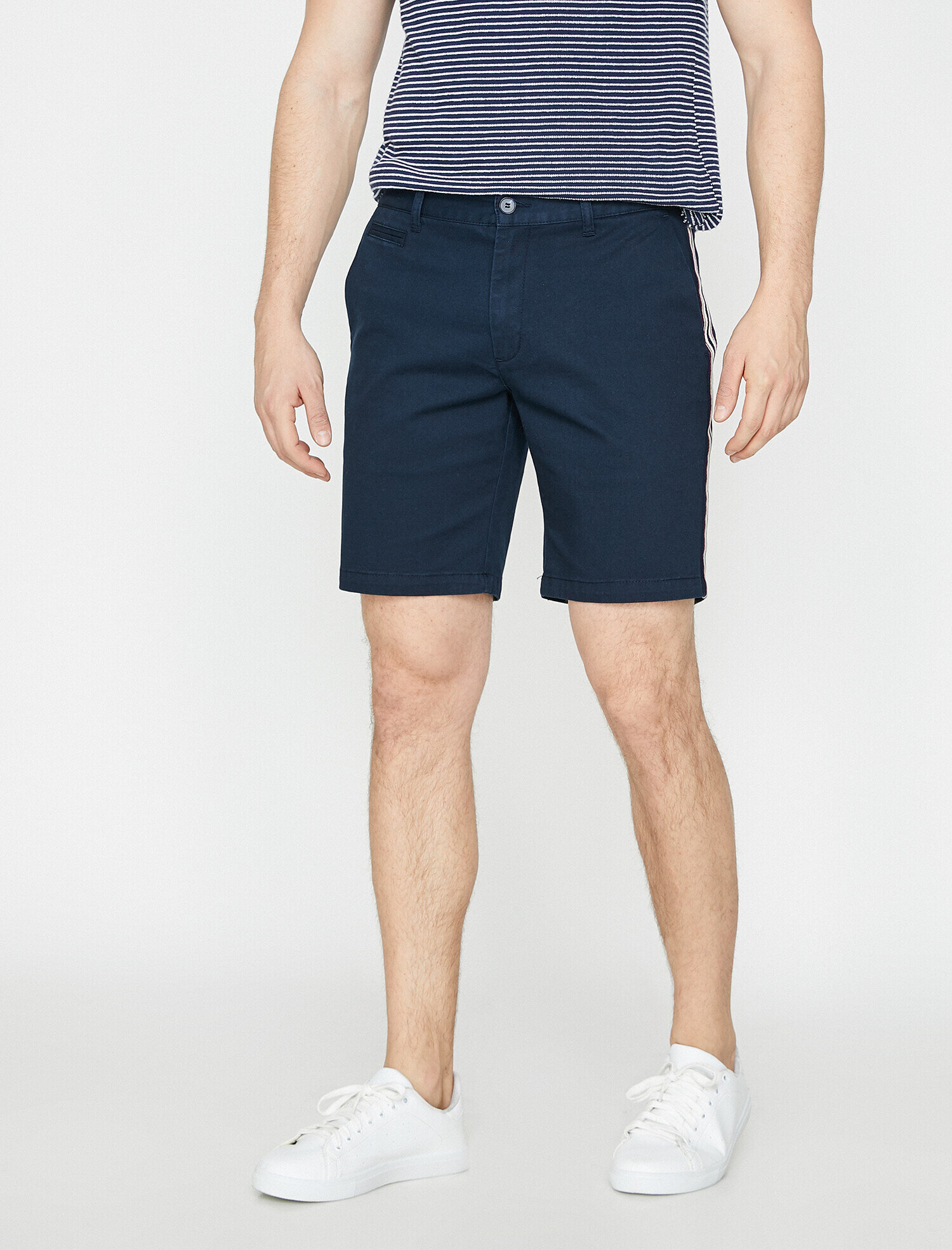   Cep Detaylı Yanı Şeritli Slim Fit Şort