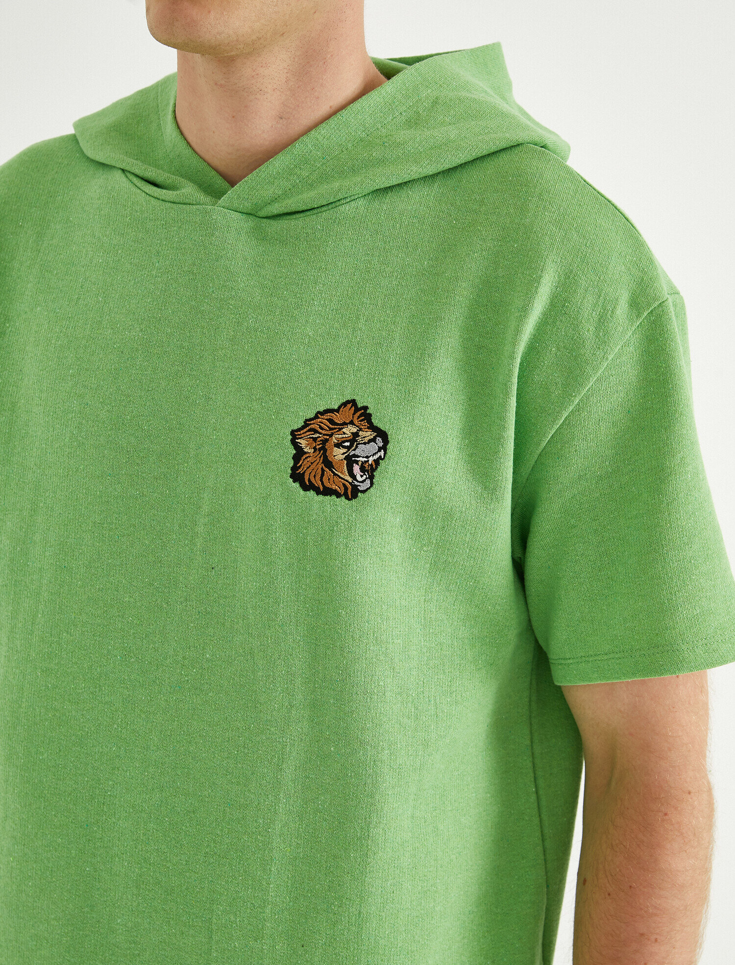   Aslan İşlemeli Kapşonlu Sweatshirt Şardonlu Kısa Kollu