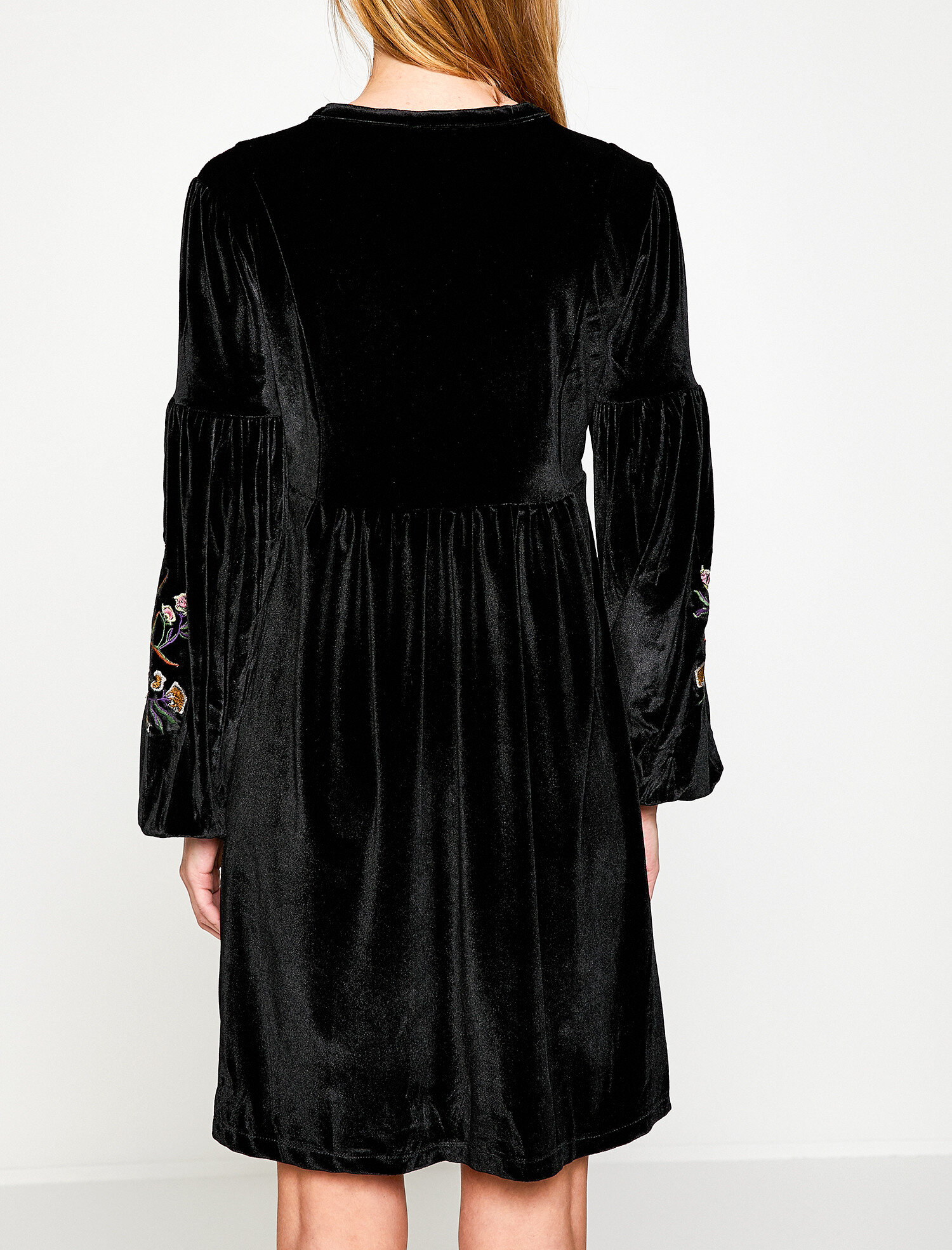   İşlemeli Kadife Elbise