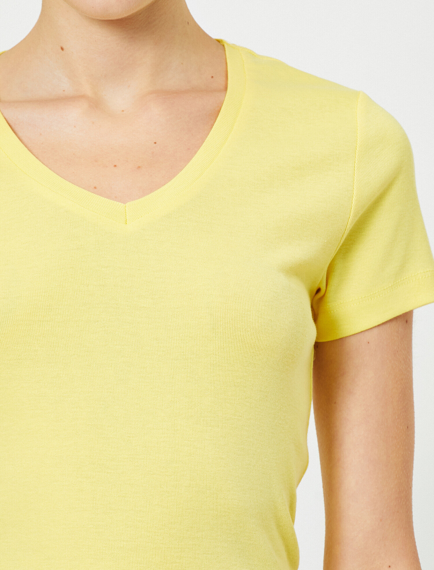   Standart Kesim V Yaka Basic Tişört