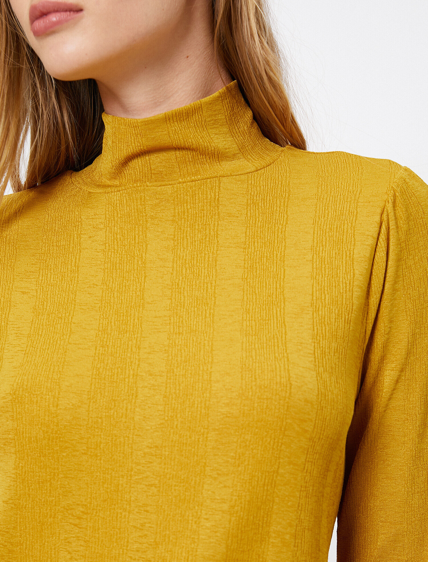   Yüksek Yaka Tişört