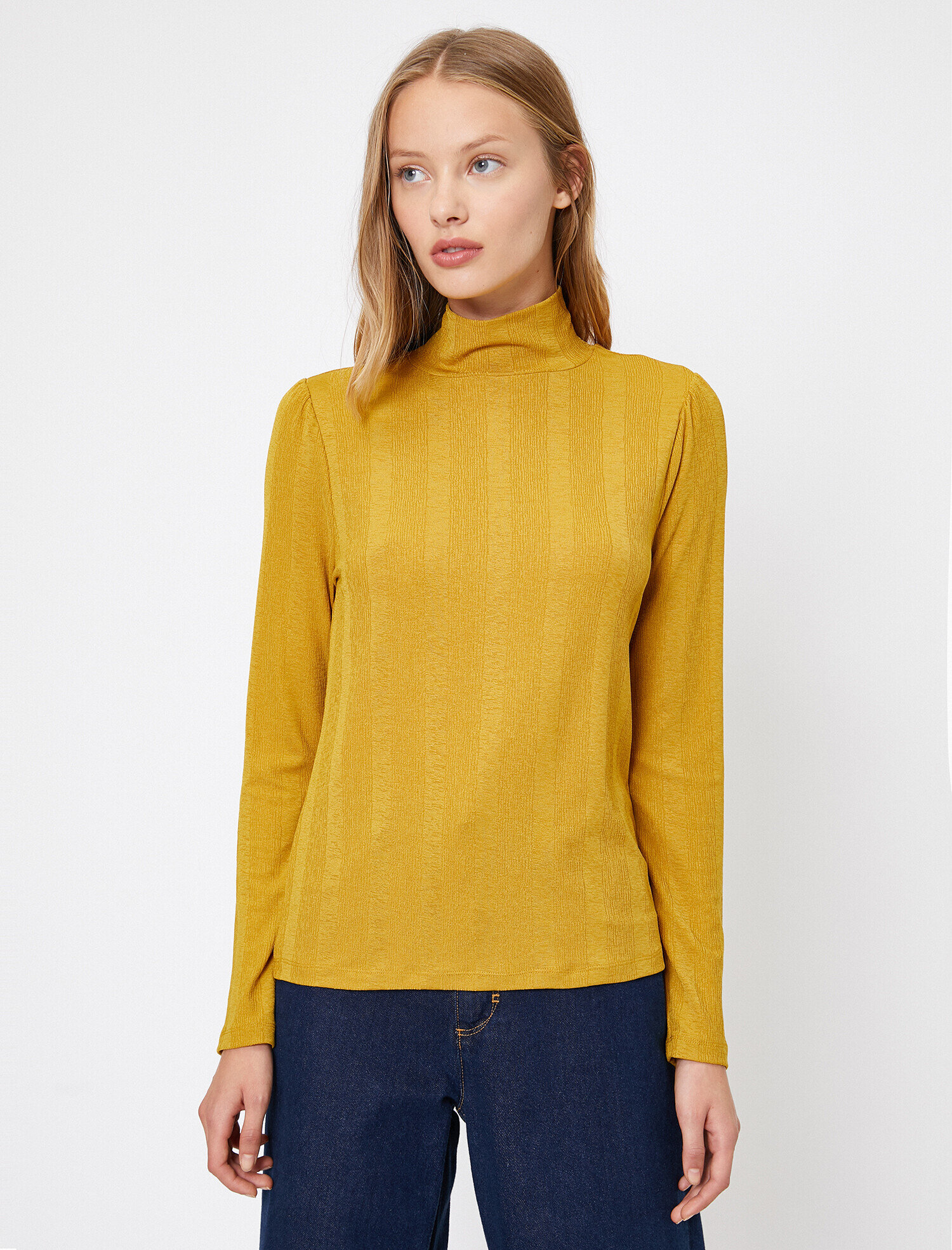   Yüksek Yaka Tişört