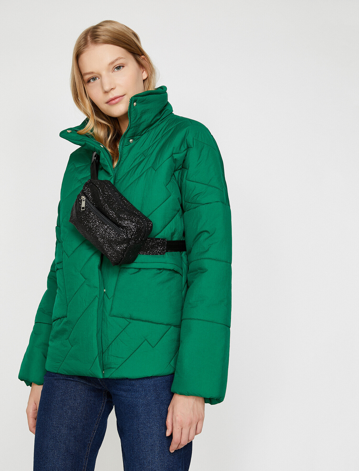  Kadın Fermuar Detaylı Bel Çantası