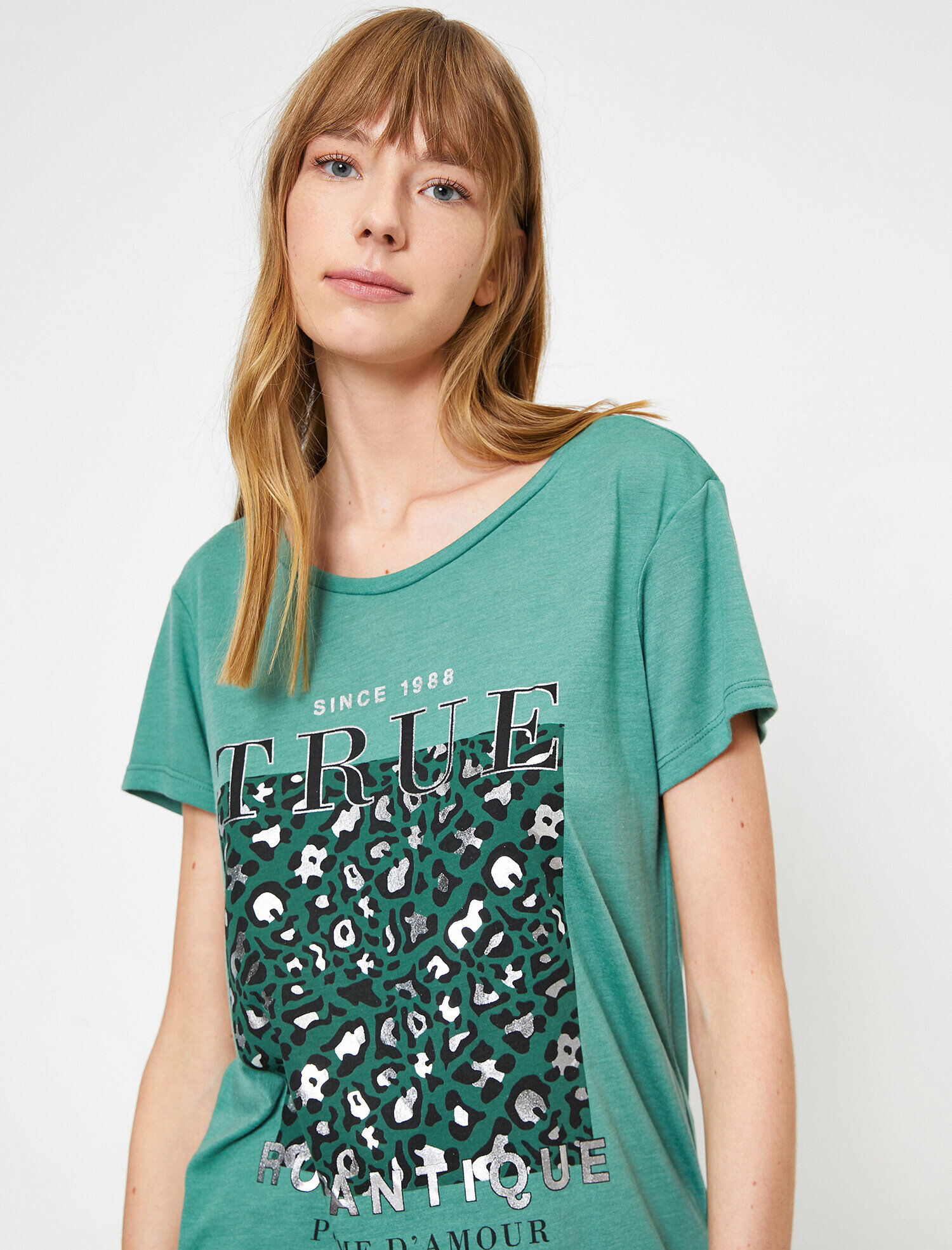   Leopar Baskı Detaylı Standart Kalıp Bisiklet Yaka Tişört