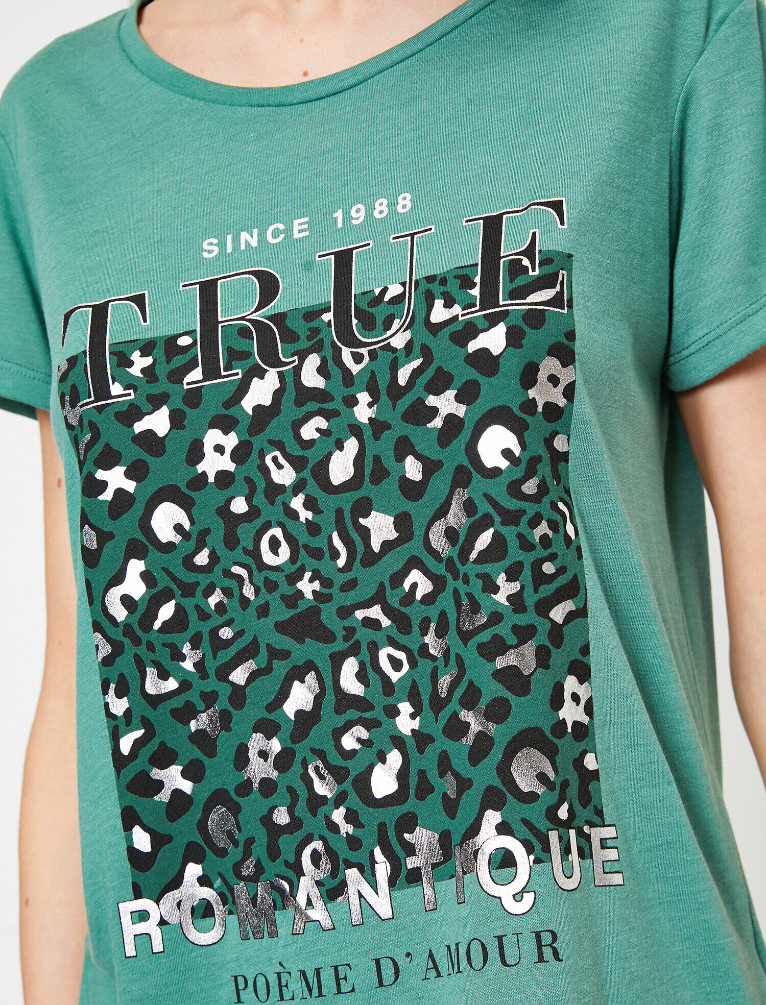   Leopar Baskı Detaylı Standart Kalıp Bisiklet Yaka Tişört