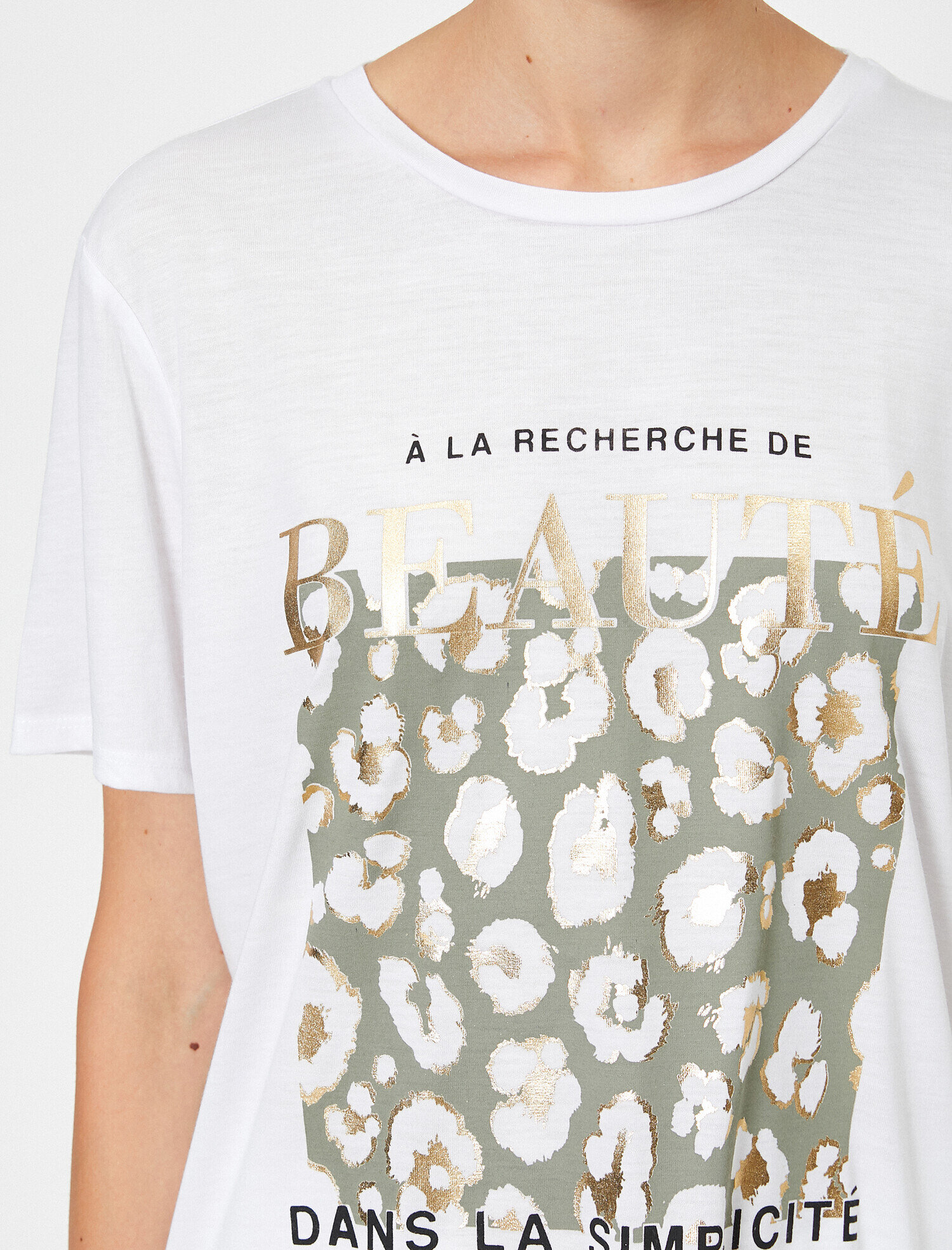   Leopar Baskı Detaylı Geniş Kalıp Bisiklet Yaka Tişört