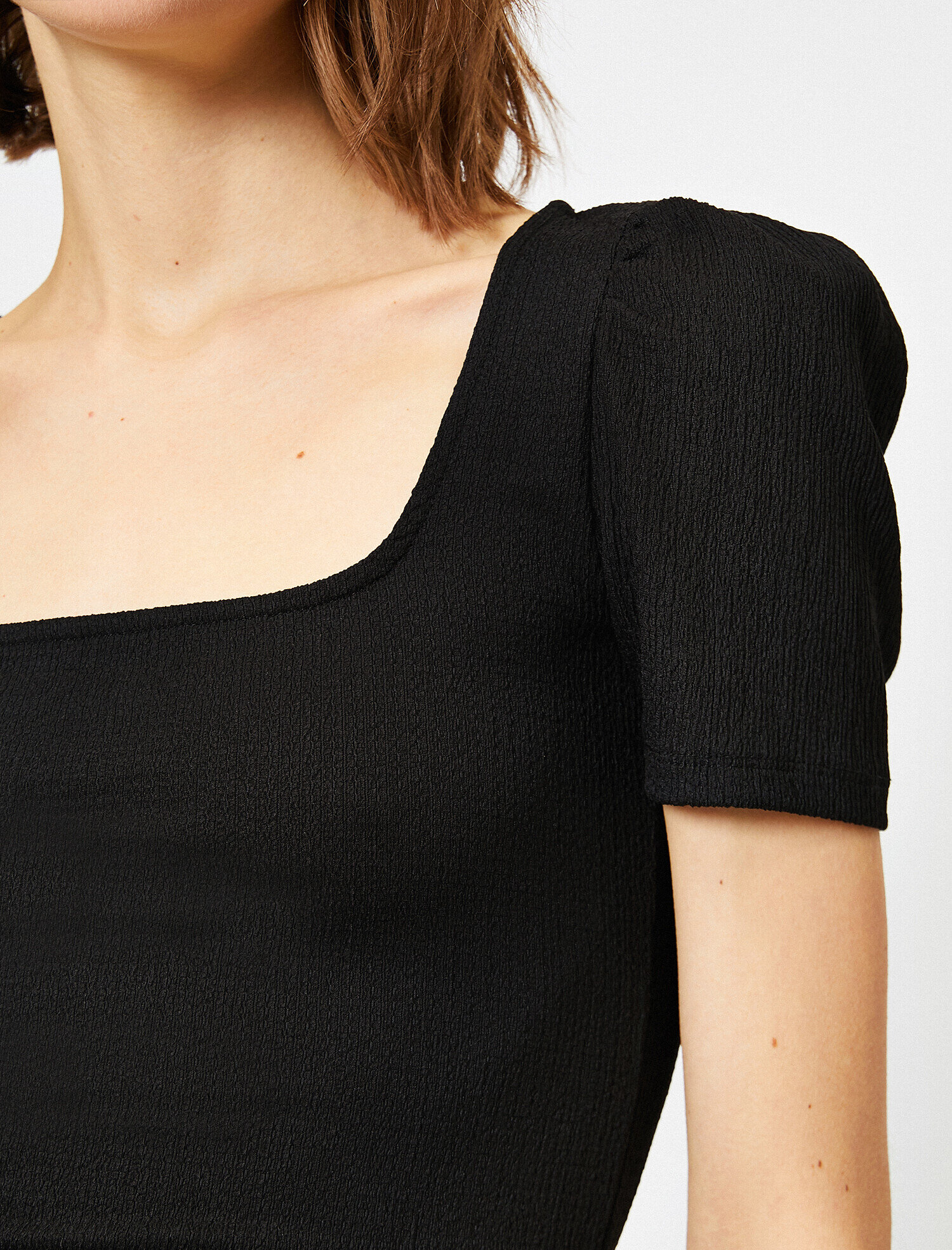   Kare Yaka Dar Kesim Tişört