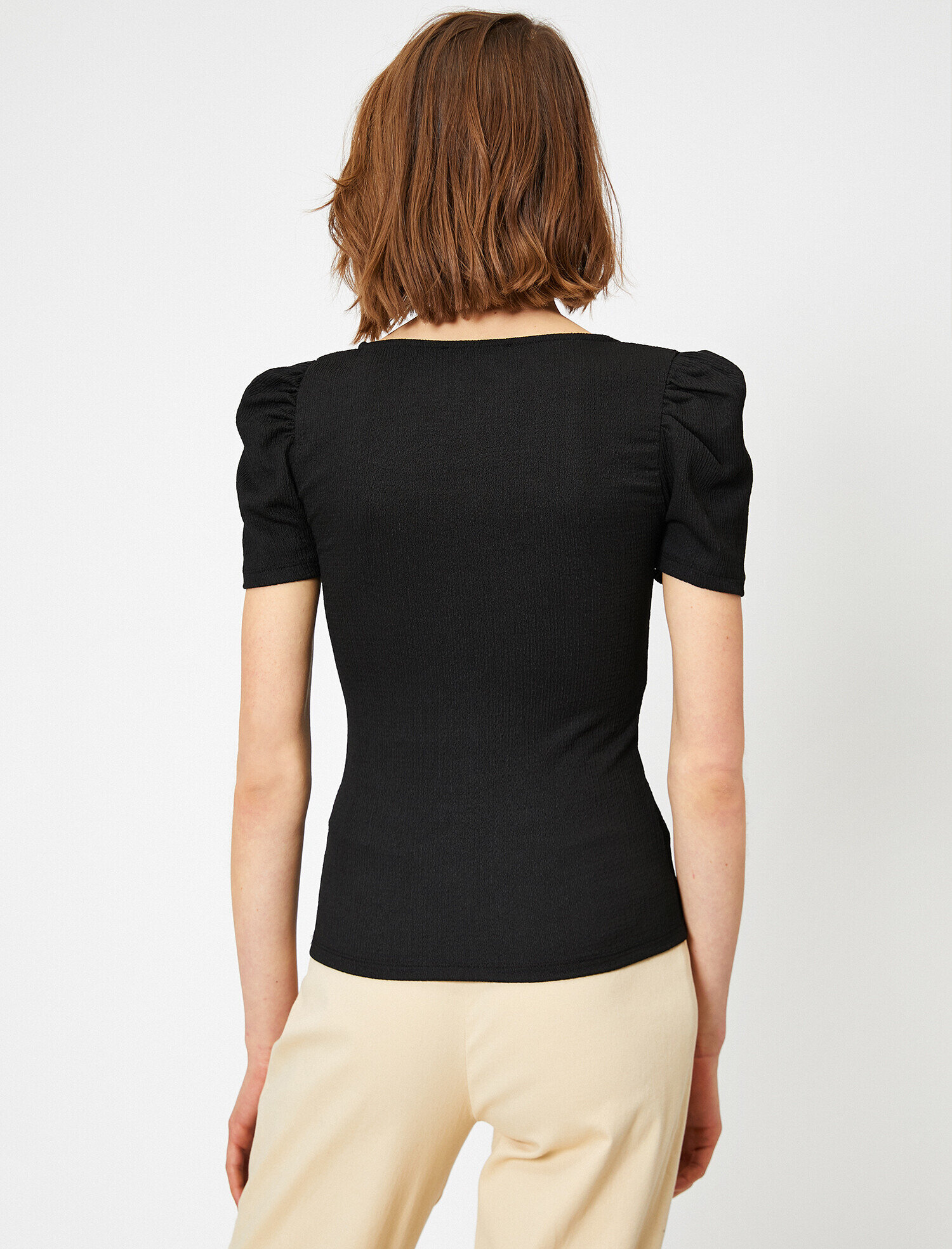   Kare Yaka Dar Kesim Tişört