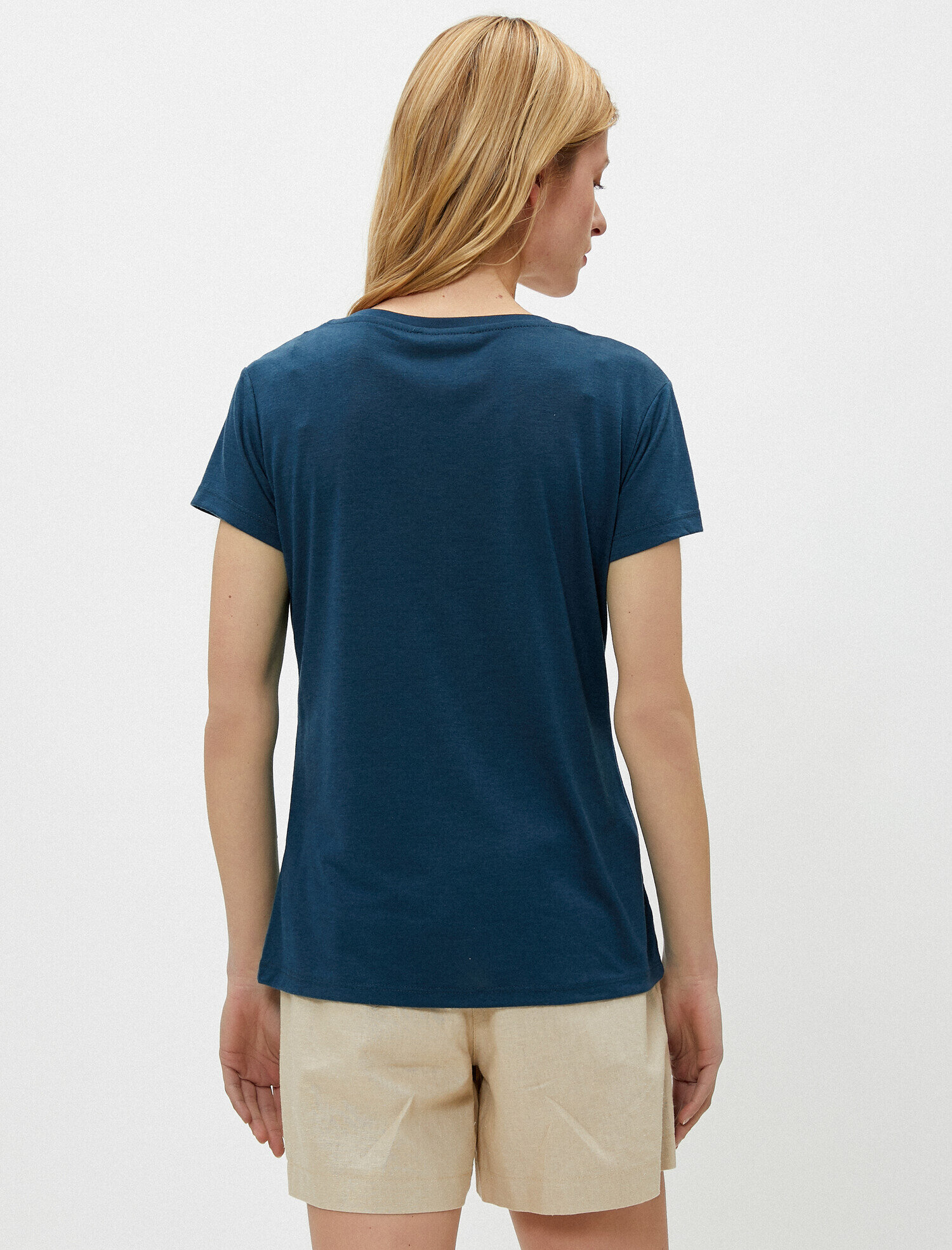   V Yaka Rahat Kalıp Basic Tişört