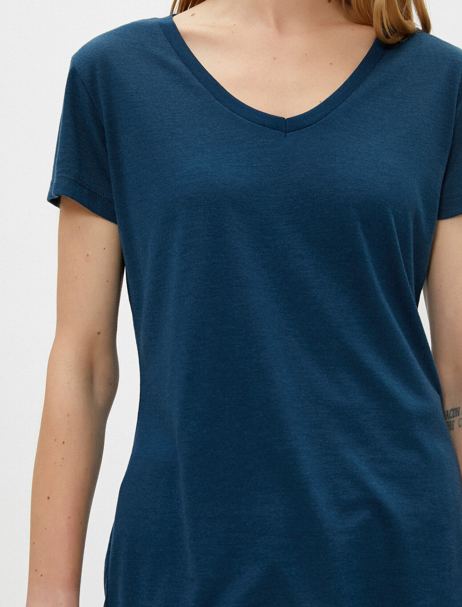   V Yaka Rahat Kalıp Basic Tişört