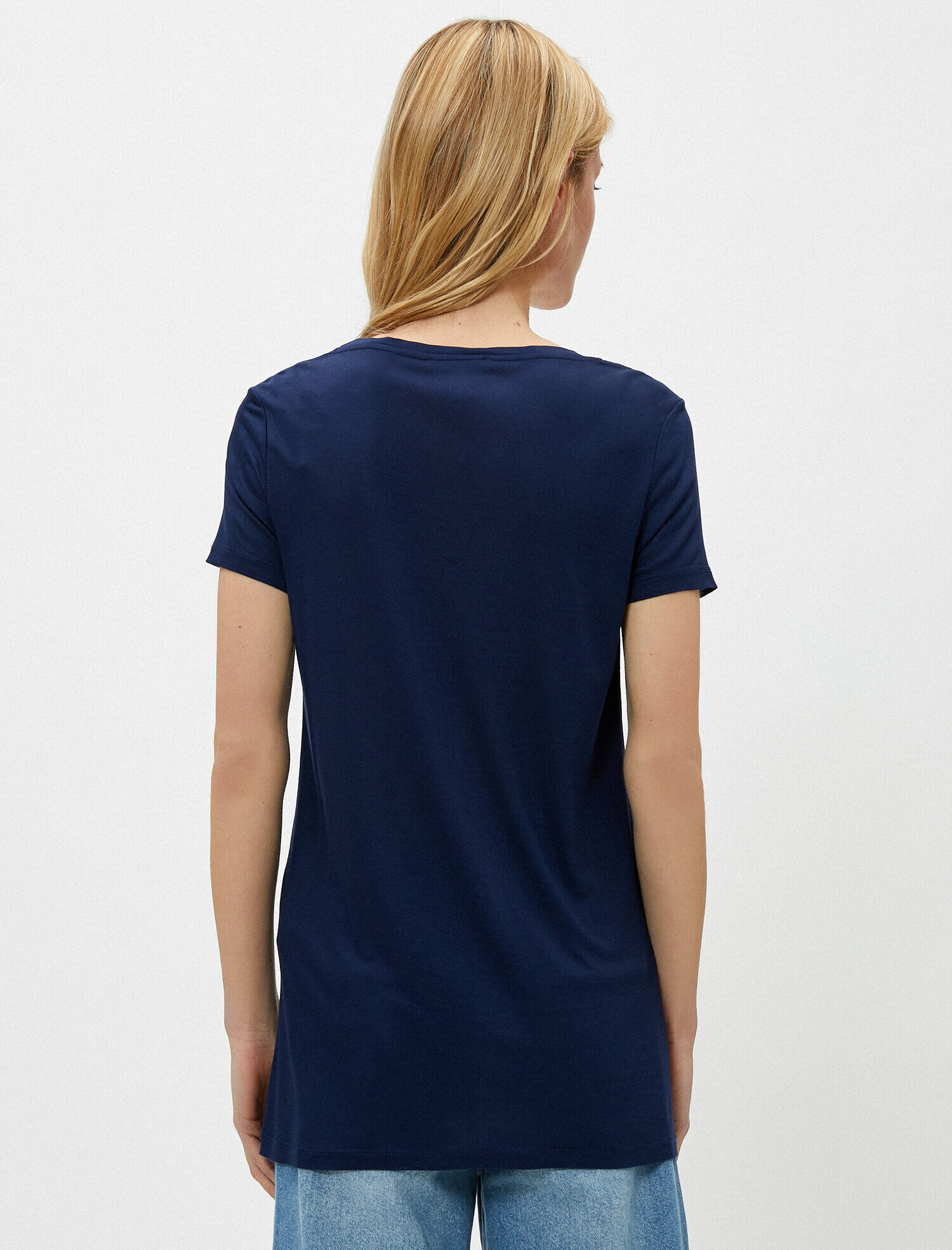   V Yaka Bol Kesim Basic Tişört