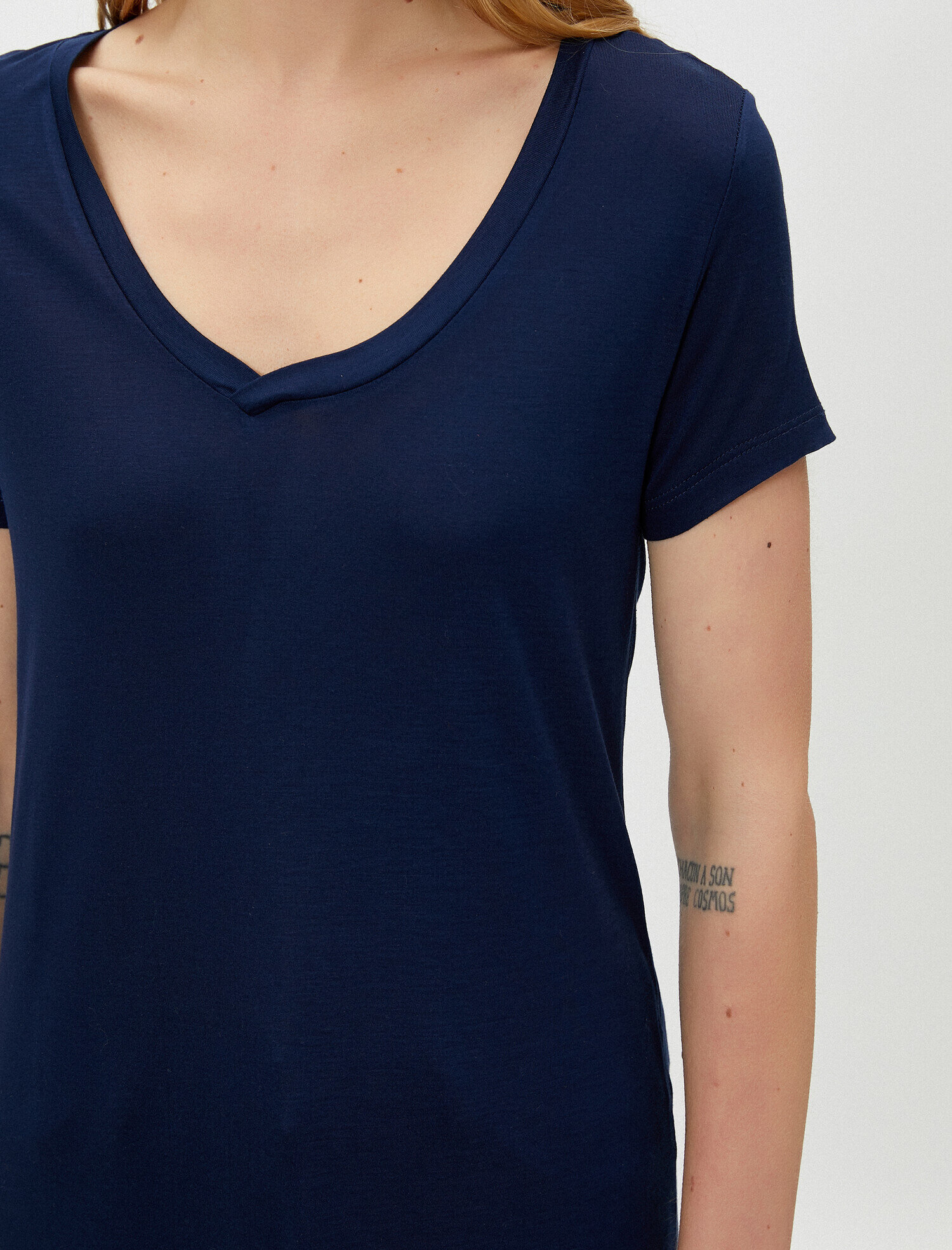   V Yaka Bol Kesim Basic Tişört