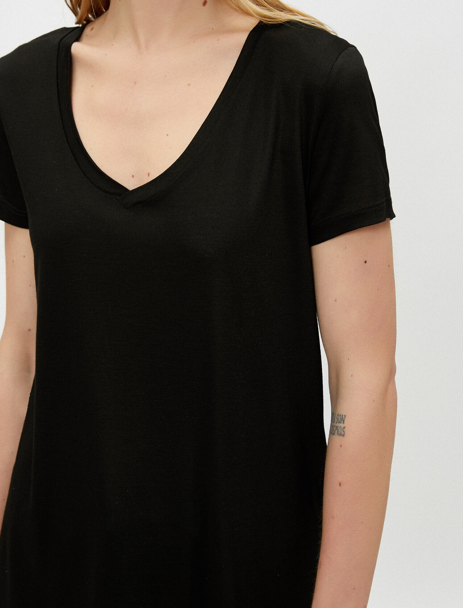   V Yaka Bol Kesim Basic Tişört