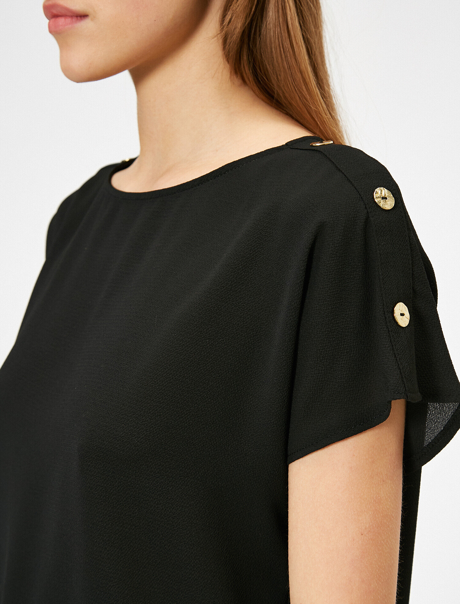   Omuzda Düğme Detaylı Siyah Bluz