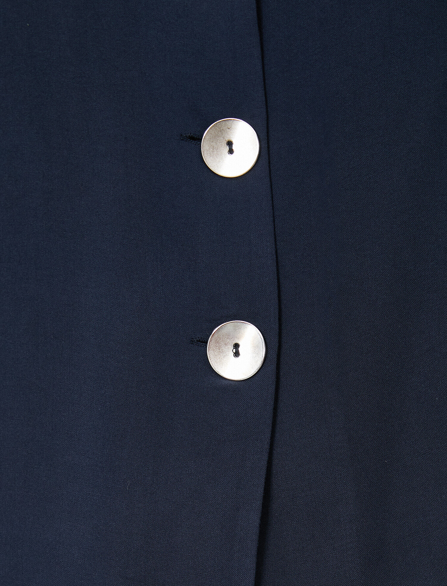   Düğme Detaylı V Yaka Bluz