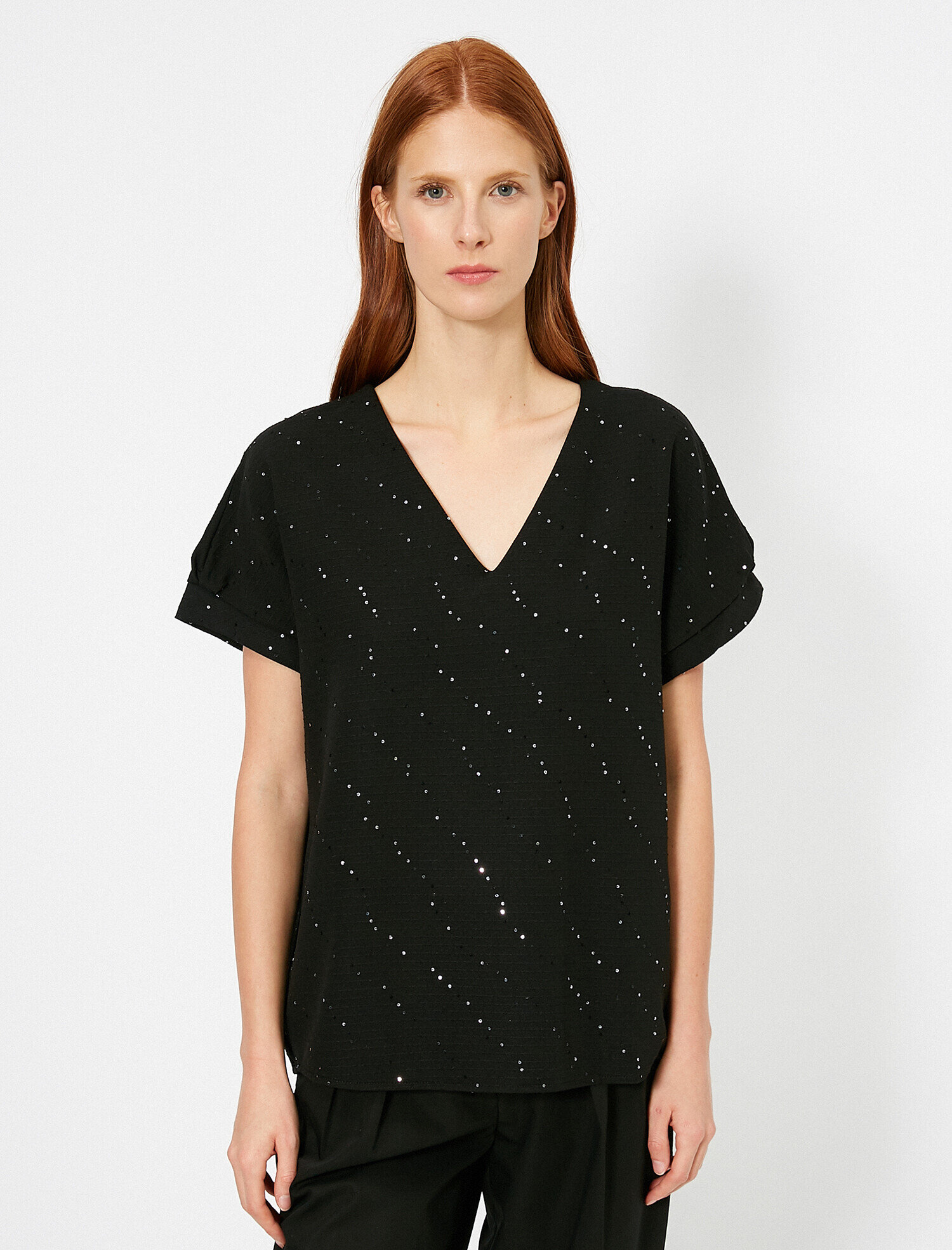   V Yaka Pul Detaylı Kısa Kollu Bluz