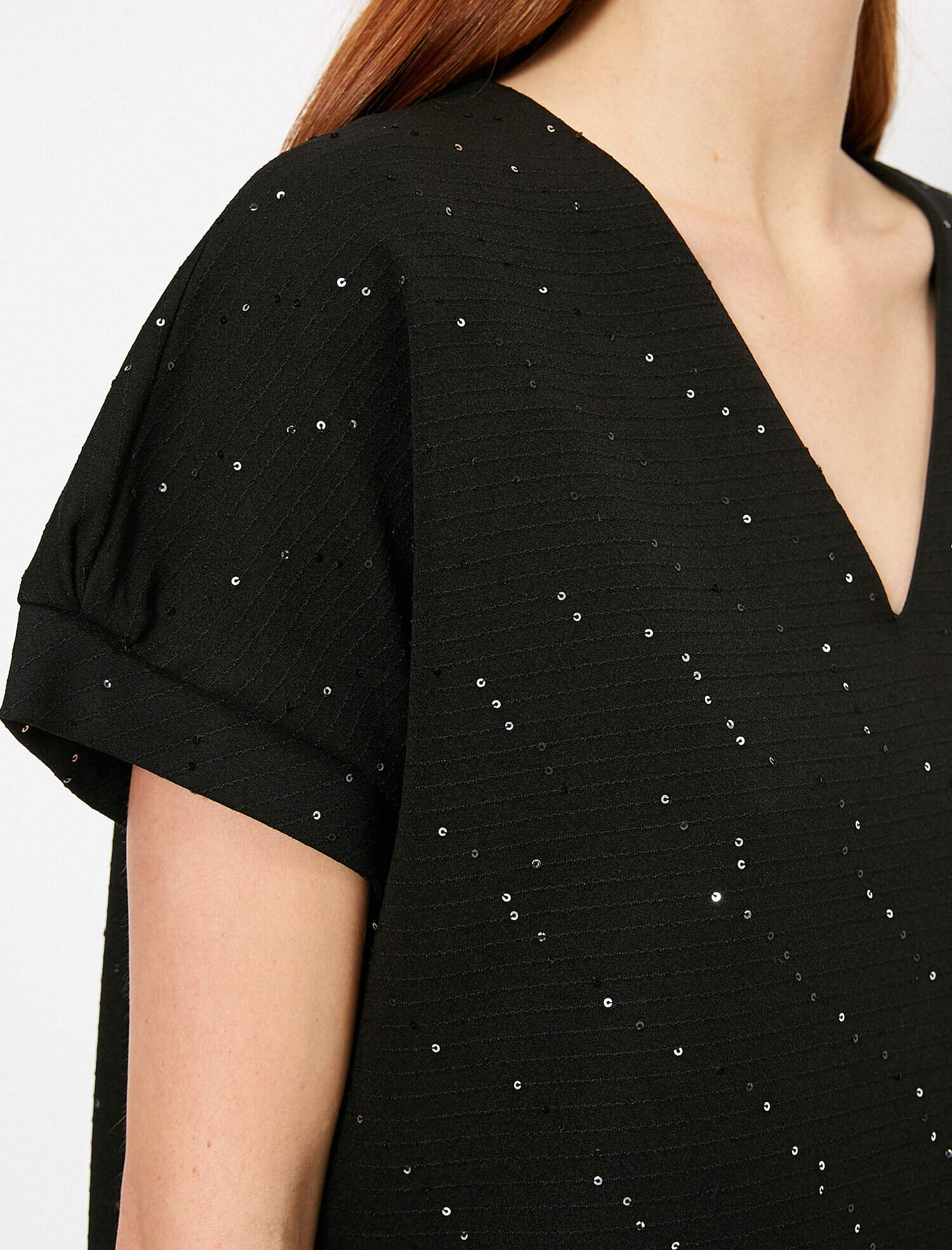   V Yaka Pul Detaylı Kısa Kollu Bluz