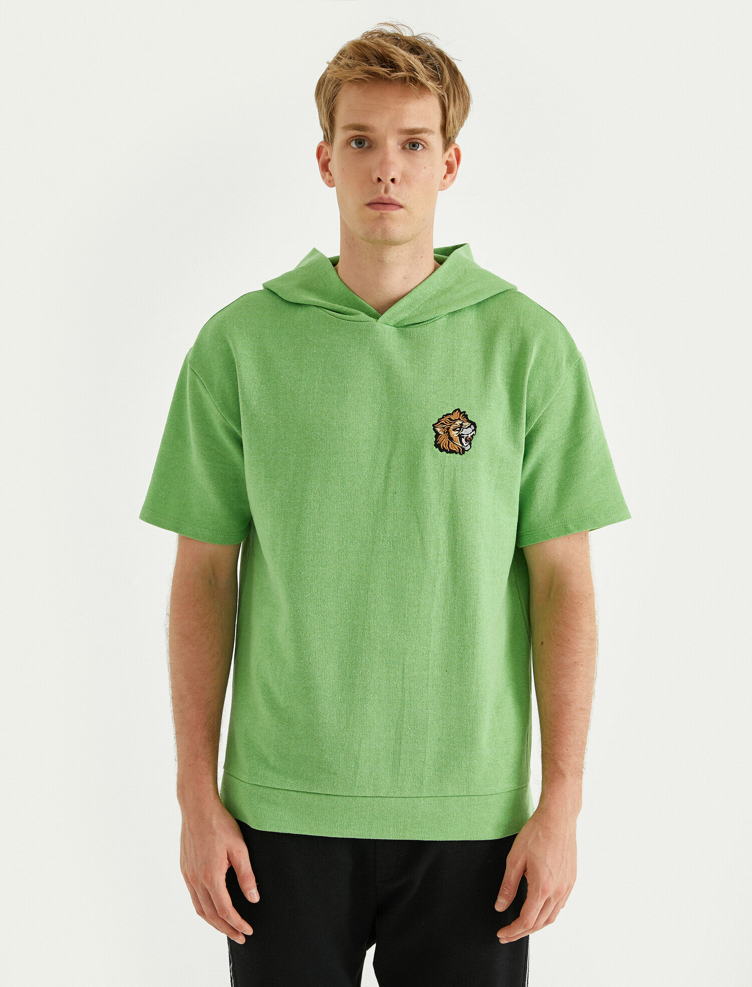   Aslan İşlemeli Kapşonlu Sweatshirt Şardonlu Kısa Kollu