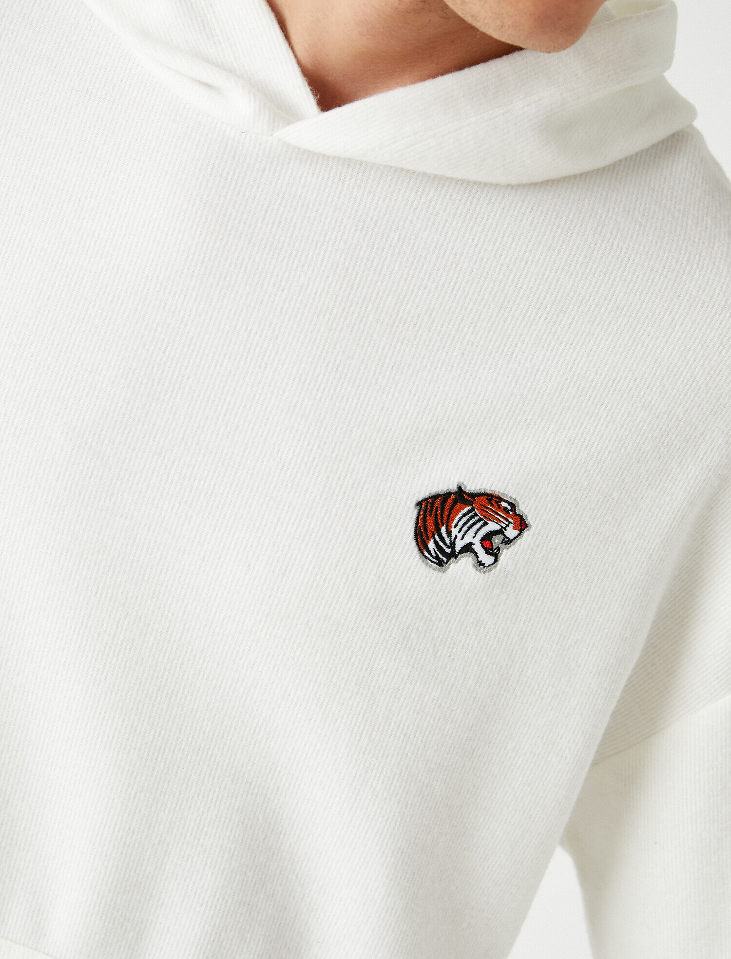   Minimal İşlemeli Sweatshirt Kapşonlu