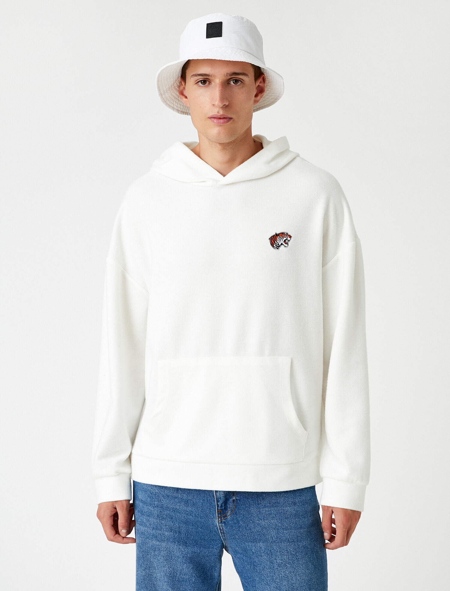   Minimal İşlemeli Sweatshirt Kapşonlu