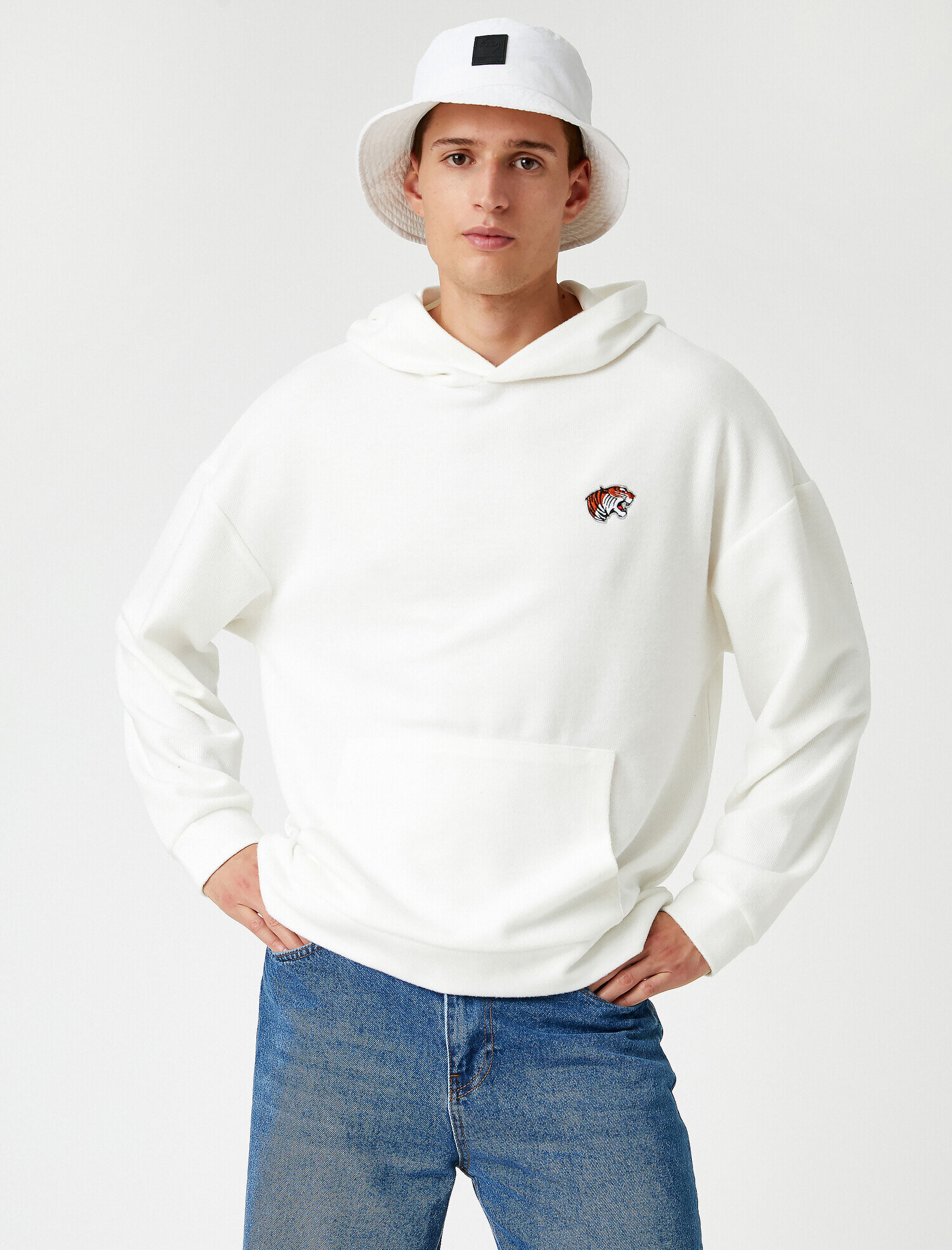   Minimal İşlemeli Sweatshirt Kapşonlu