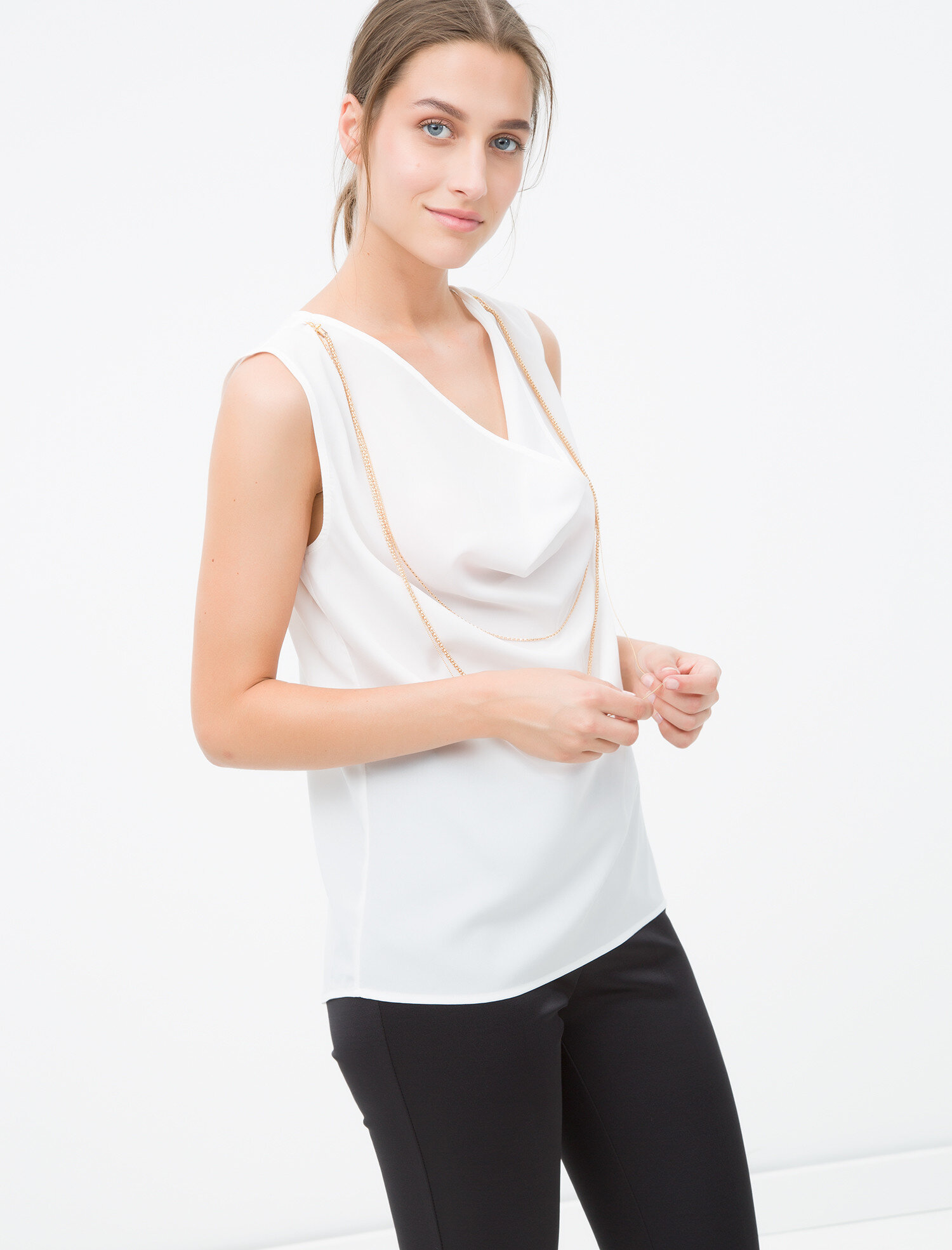   Zincir Detaylı Kolsuz Bluz