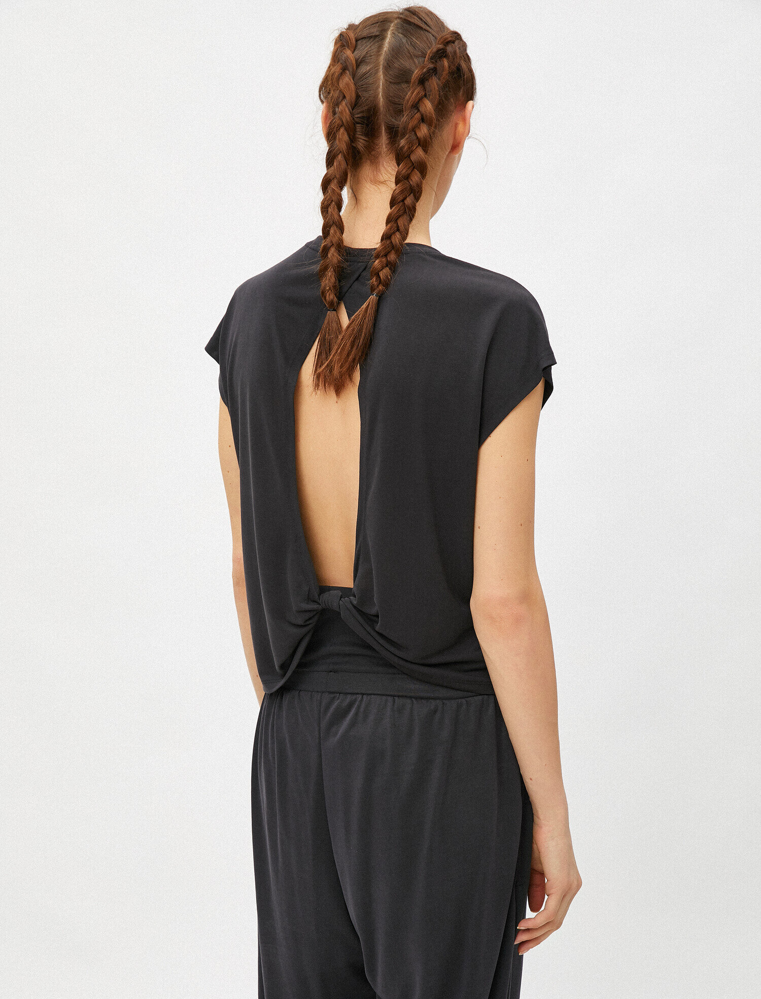   Sırt Detaylı Spor Tişört