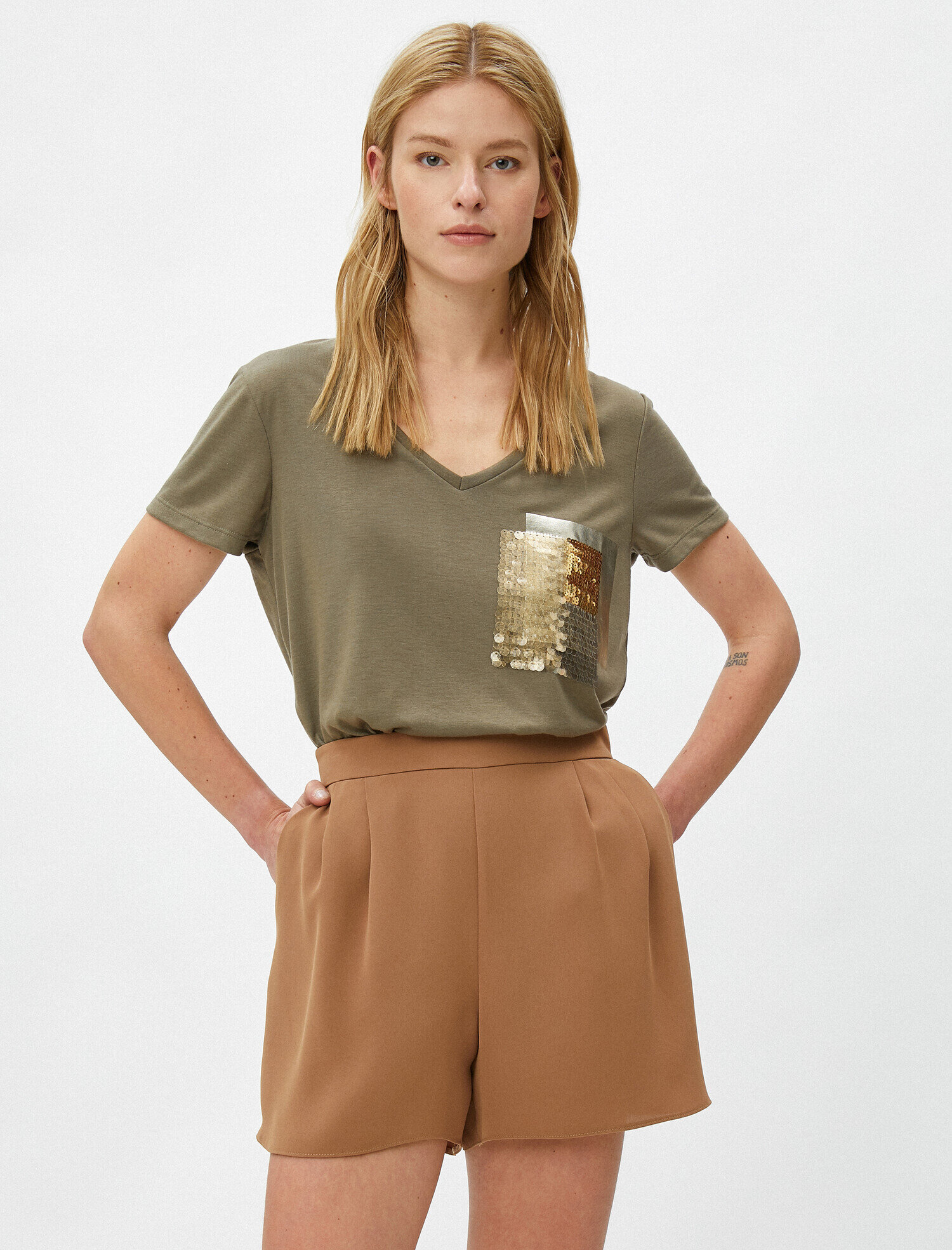   Payetli Tişört Simli Cep Detaylı V Yaka Kısa Kollu