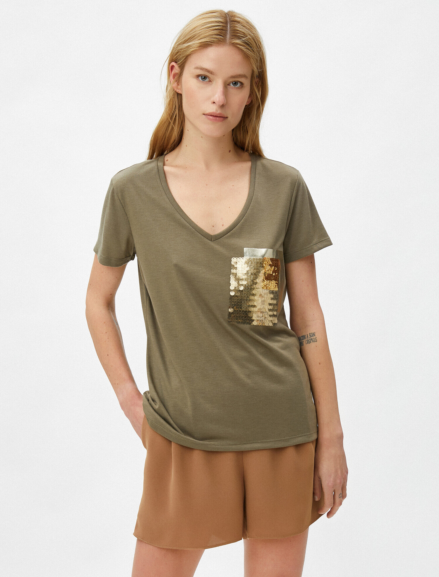   Payetli Tişört Simli Cep Detaylı V Yaka Kısa Kollu