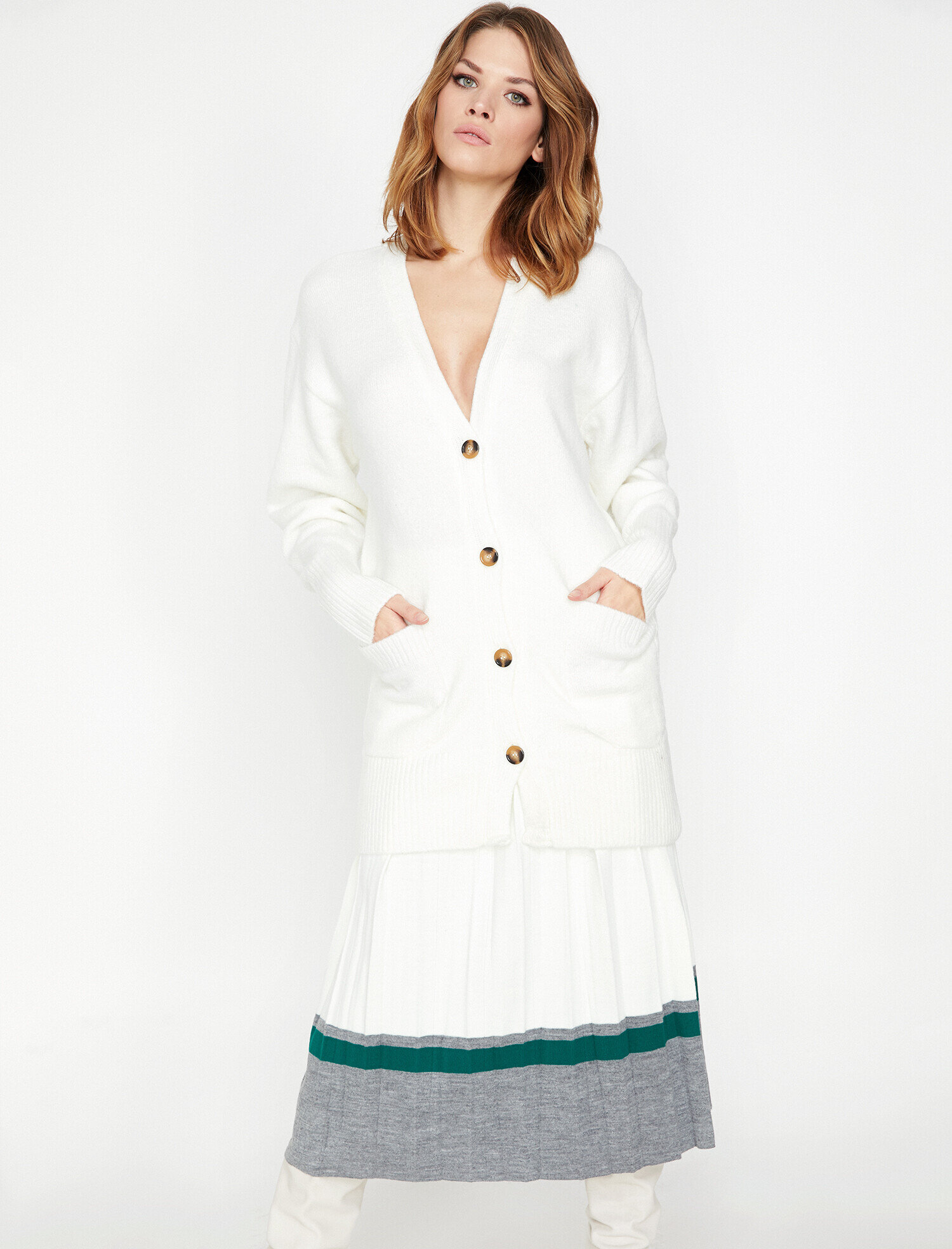   Uzun Kollu Düğme Detaylı Hırka