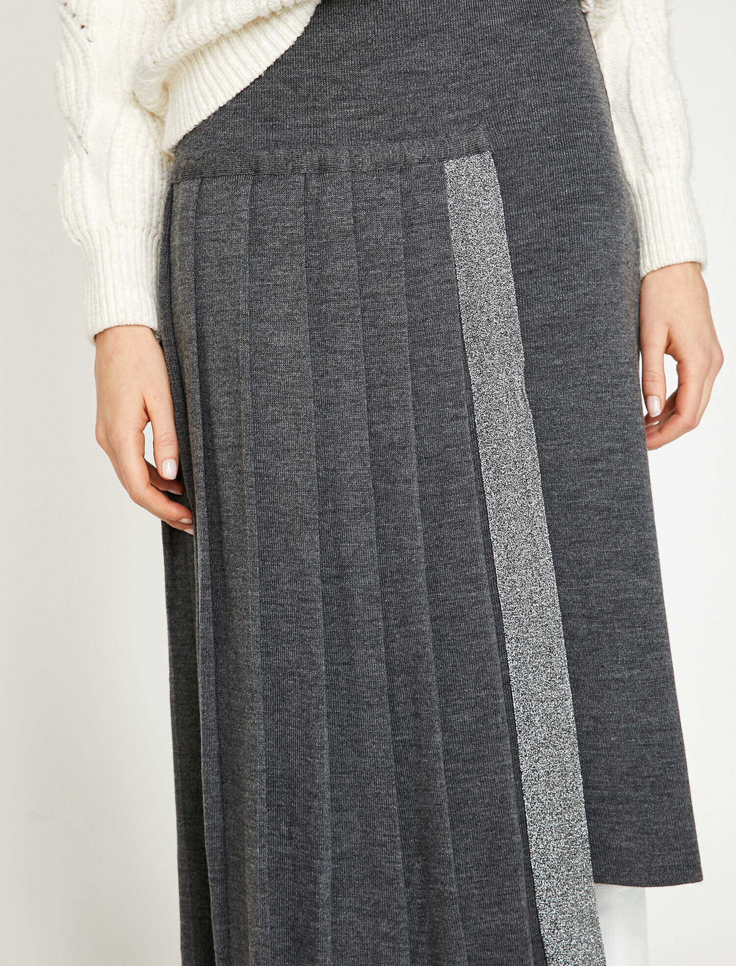   İşlemeli Triko Etek