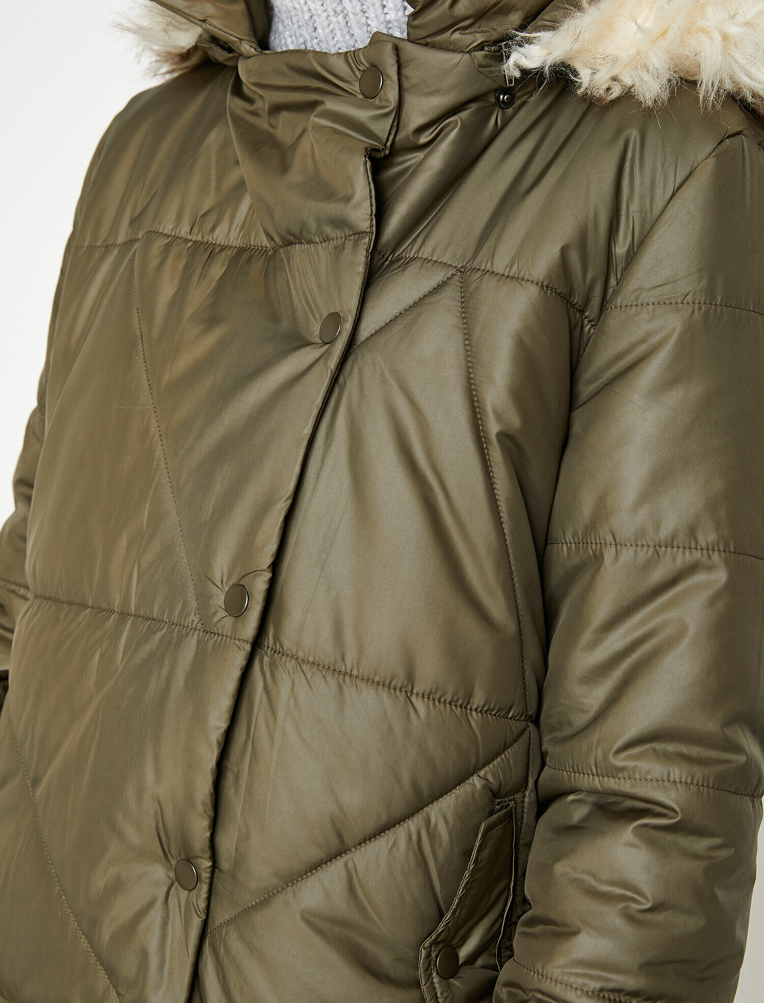 Suni Kürk Detaylı Kapüşonlu Uzun Şişme Mont