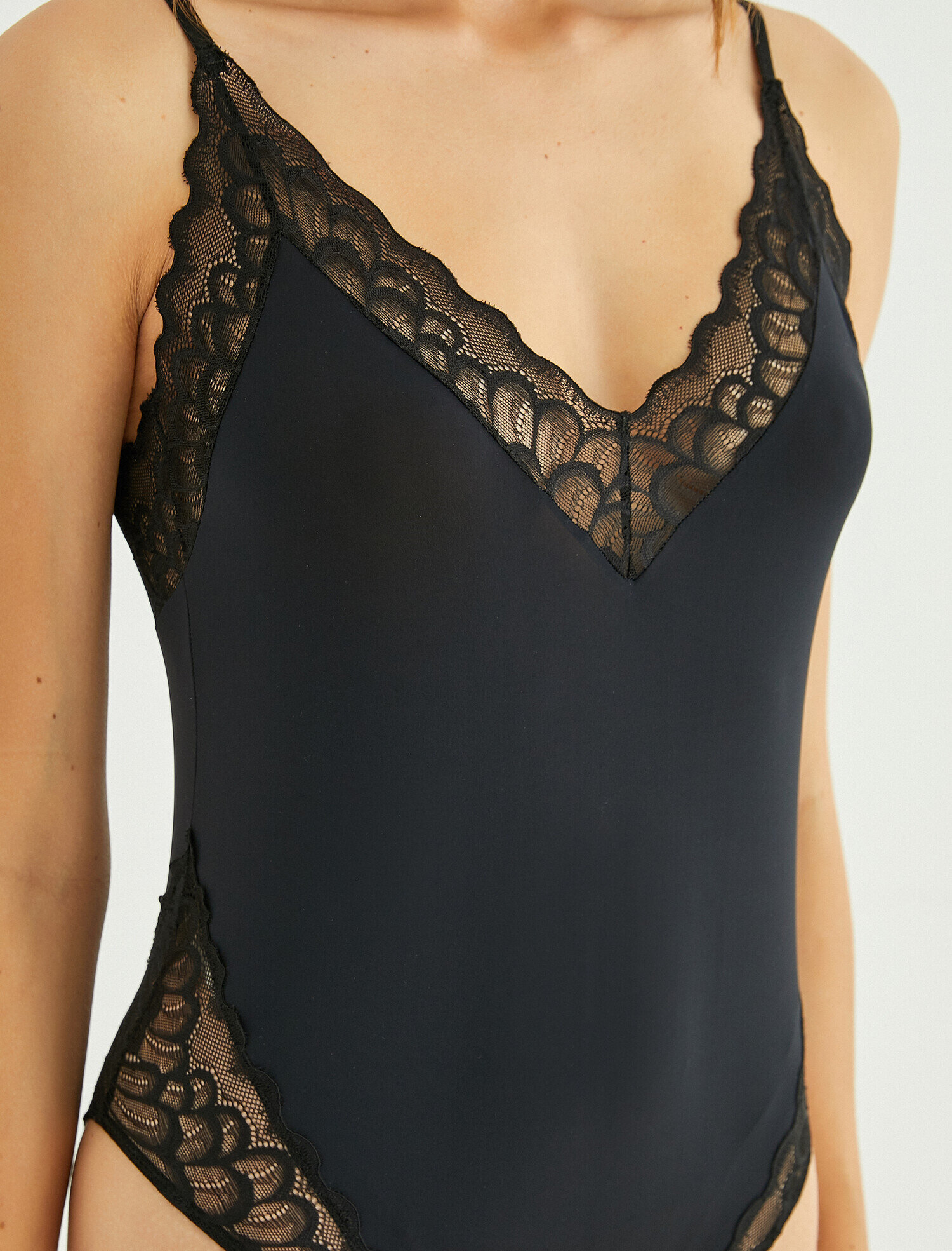 V Yaka Dantelli Bodysuit