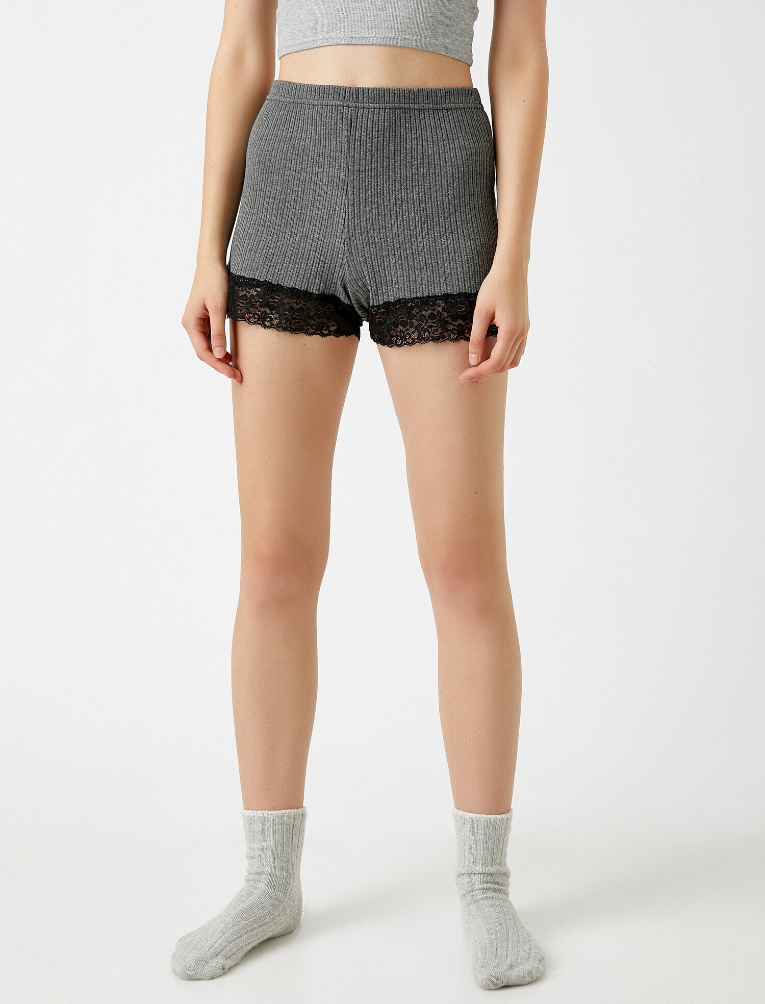 Dantelli Beli Lastikli Şort