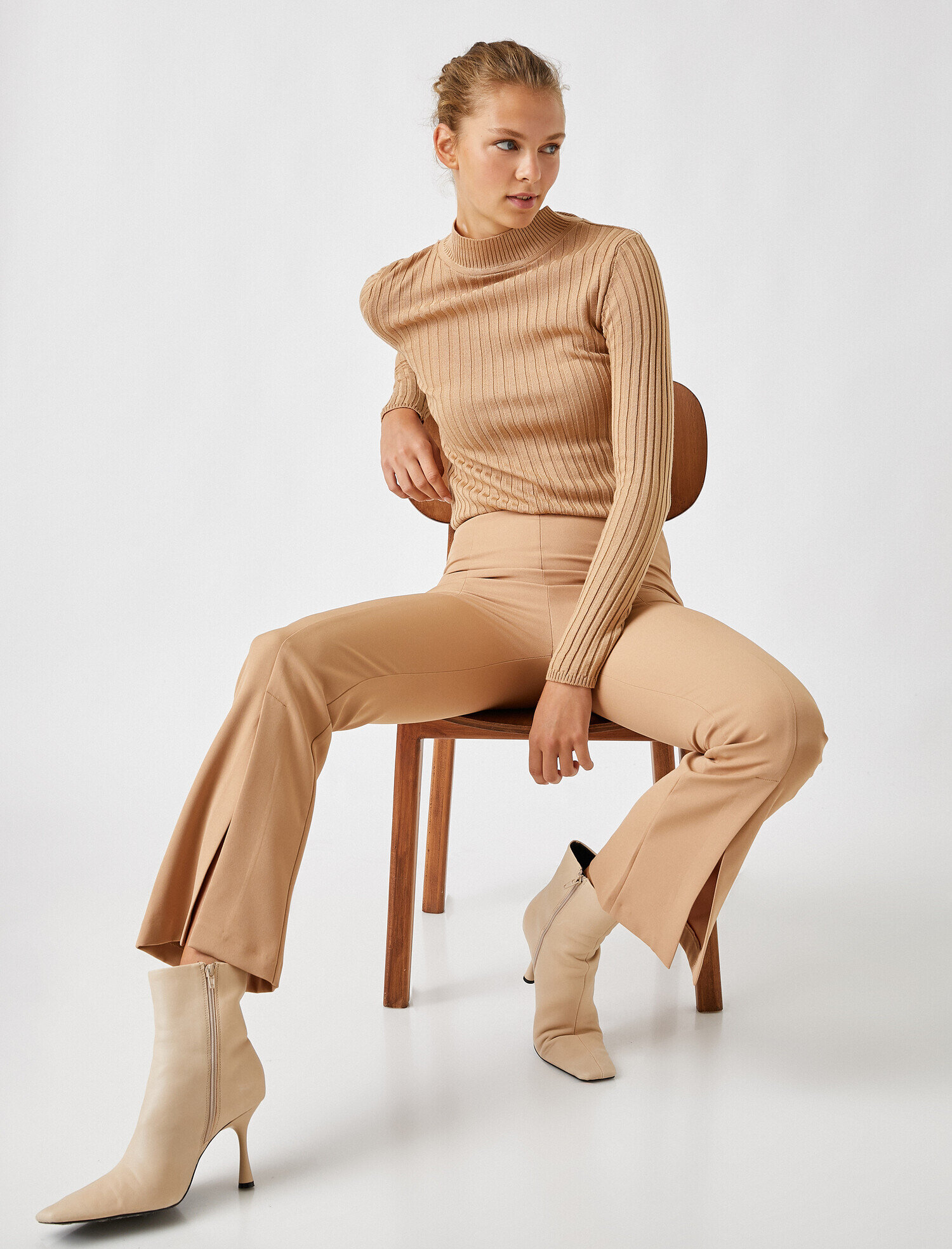   Geniş Paça Yırtmaçlı Pantolon