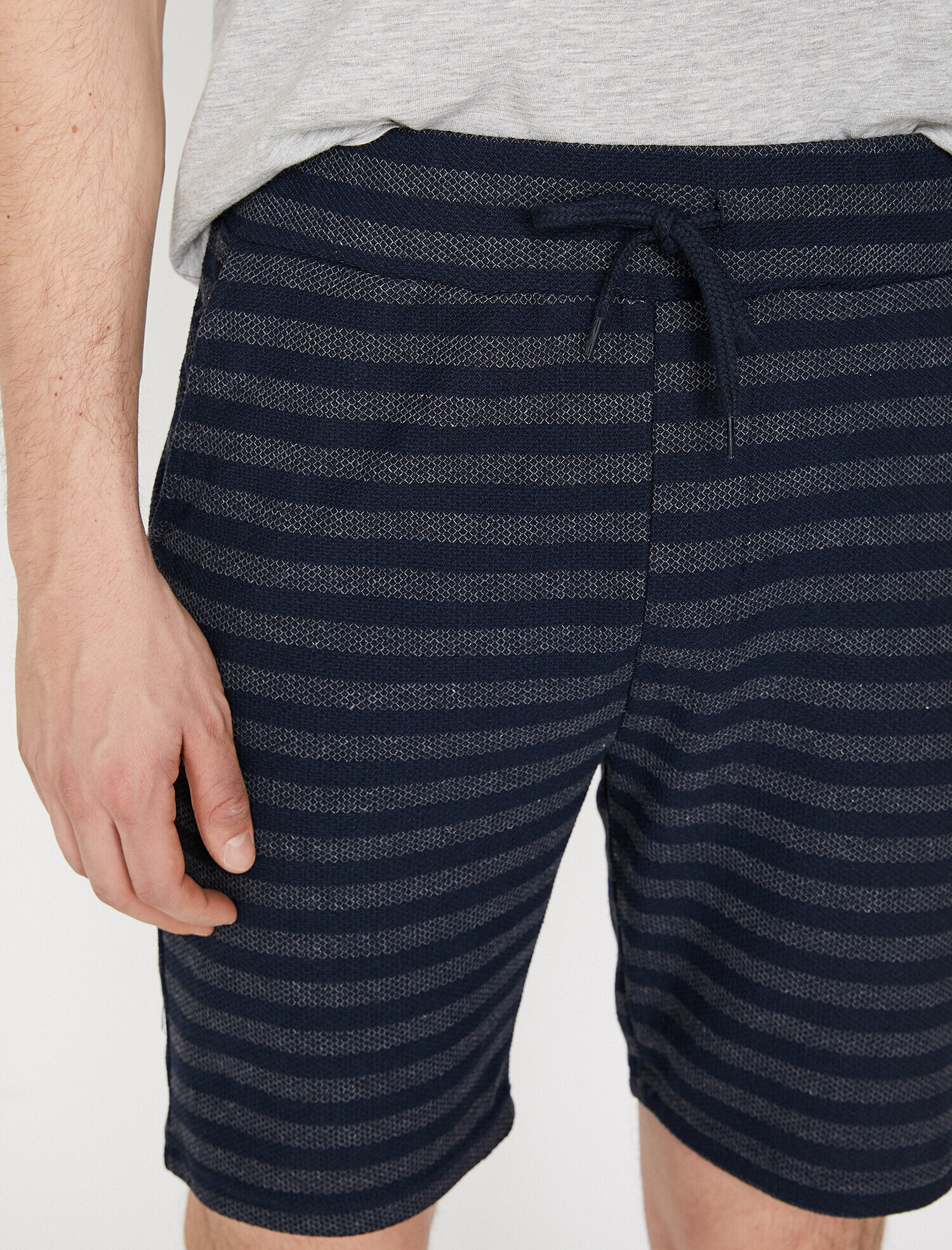   Cepli Çizgili Desenli Kumaş Şort