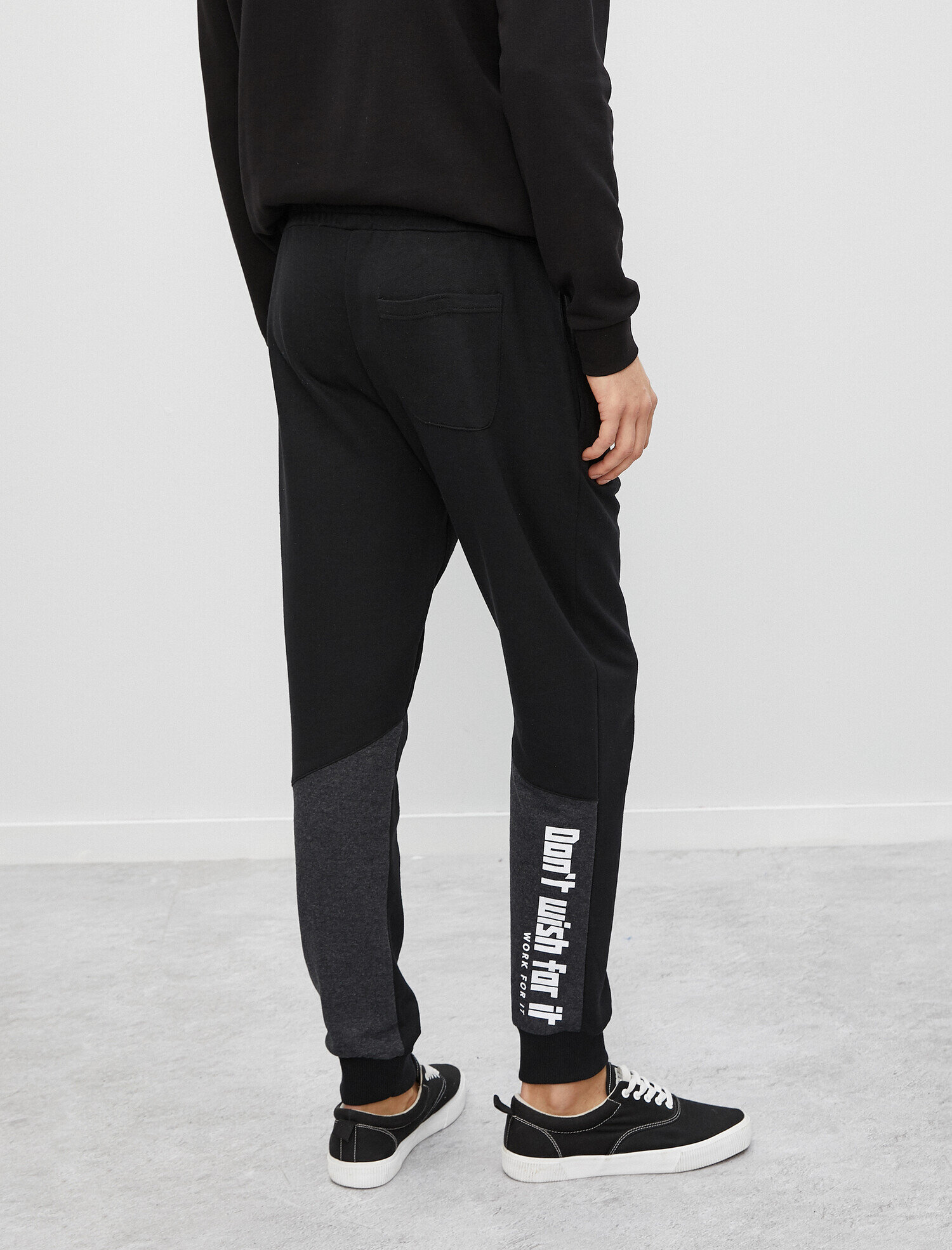   Yazılı Baskılı Cepli Jogger Eşofman Altı