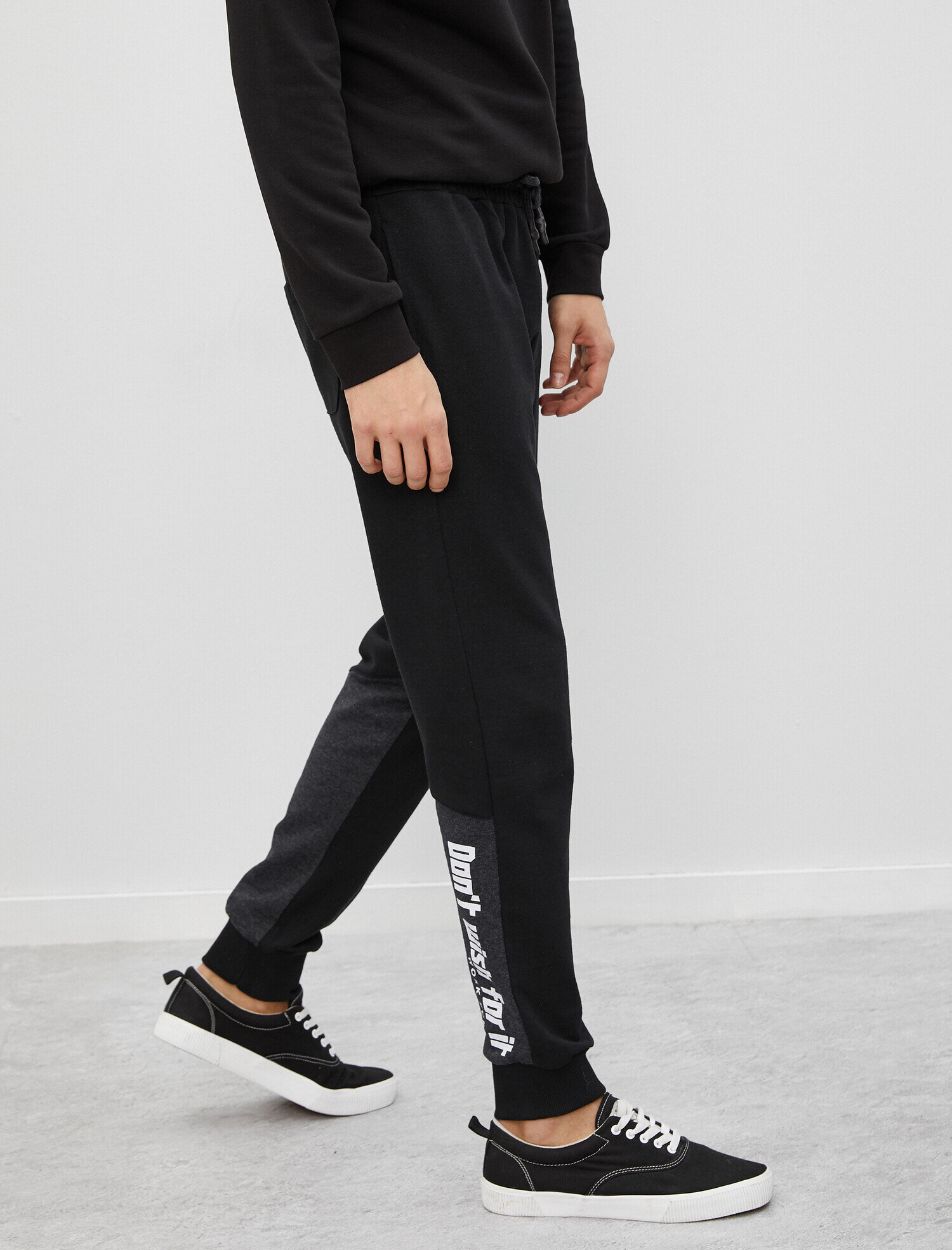   Yazılı Baskılı Cepli Jogger Eşofman Altı