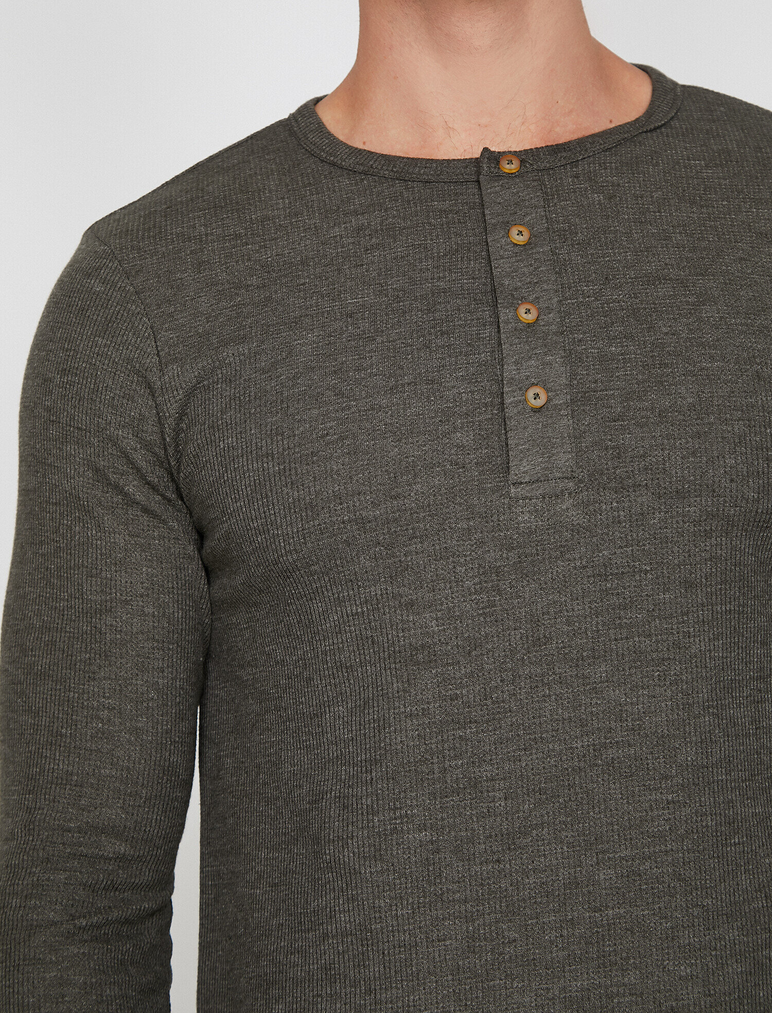   Düğme Detaylı Tişört