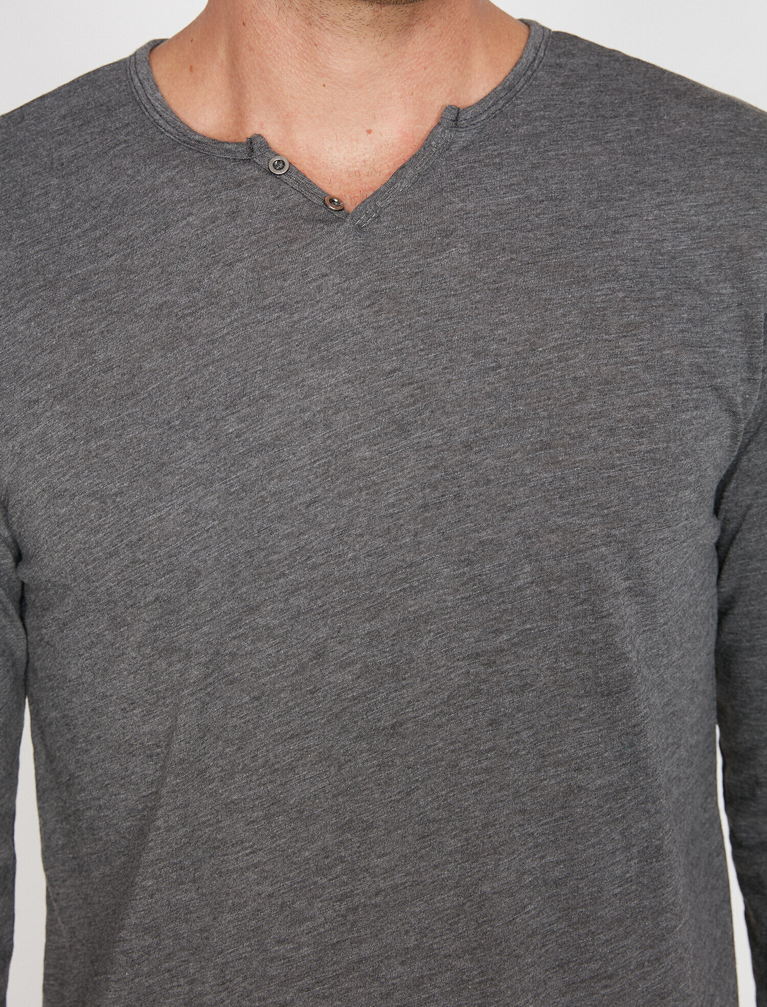   Düğme Detaylı Tişört