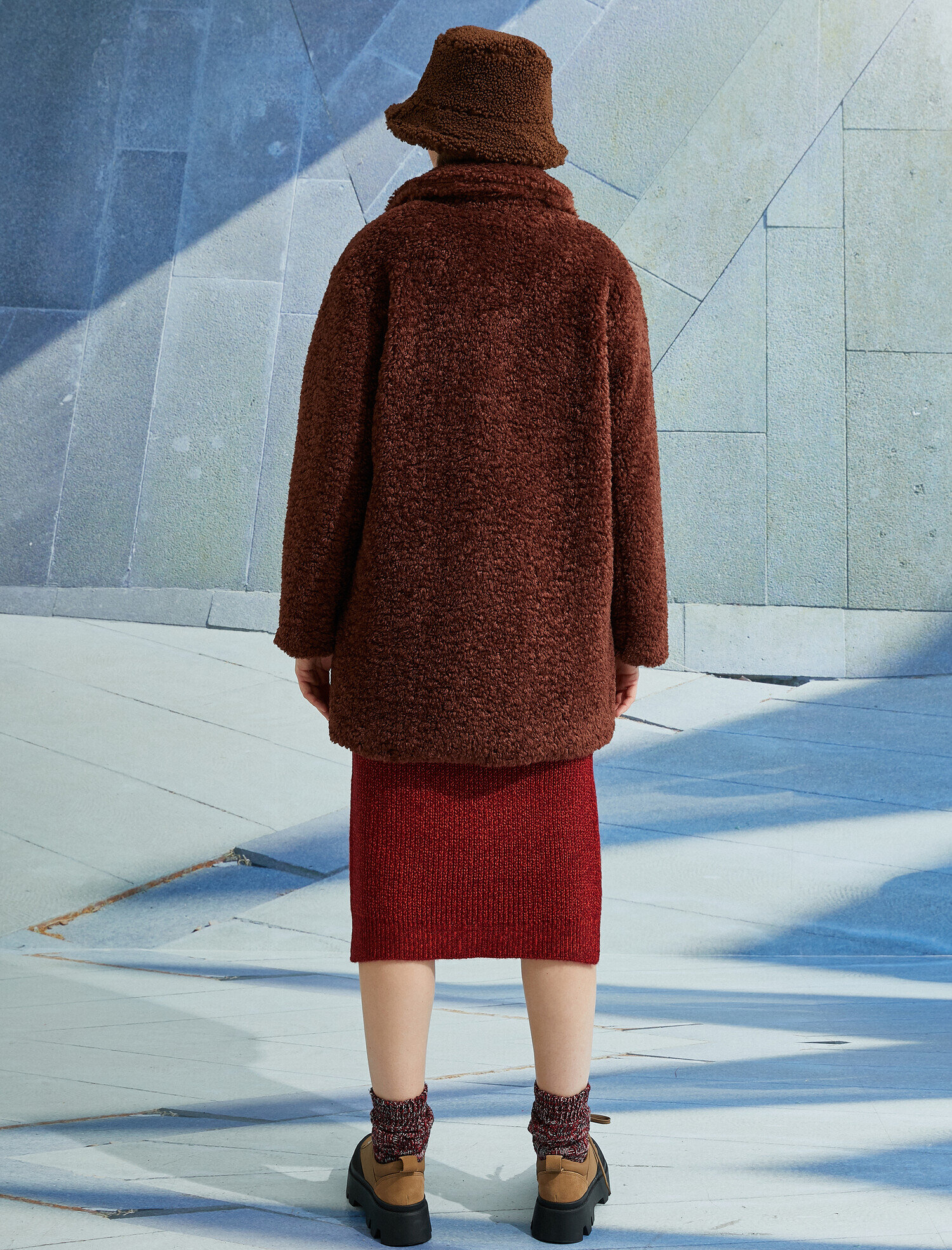   Katlı Yaka Düğmeli Cepli Peluş Kaban