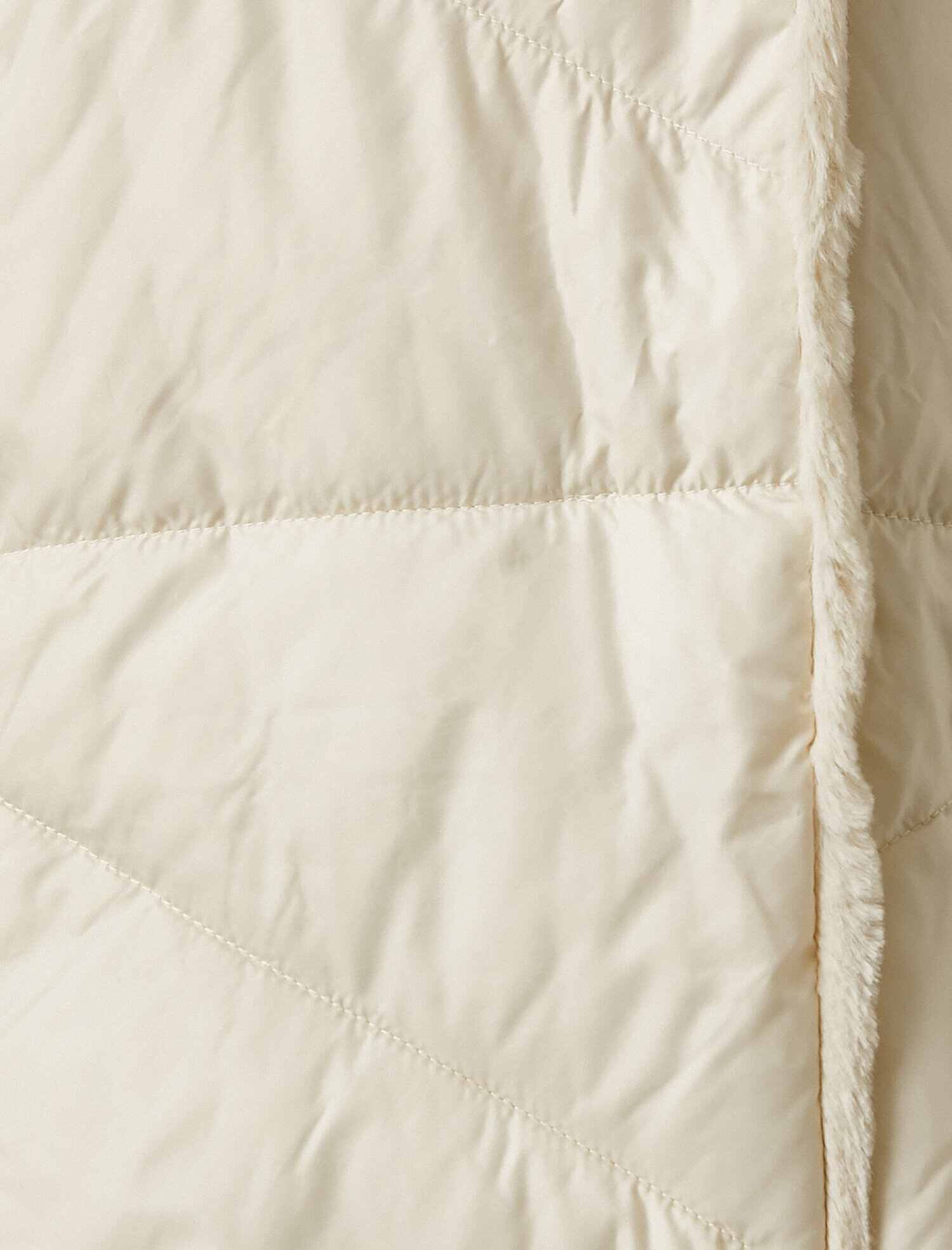   Kapüşonlu İçi Peluş Çıtçıtlı Oversize Şişme Mont