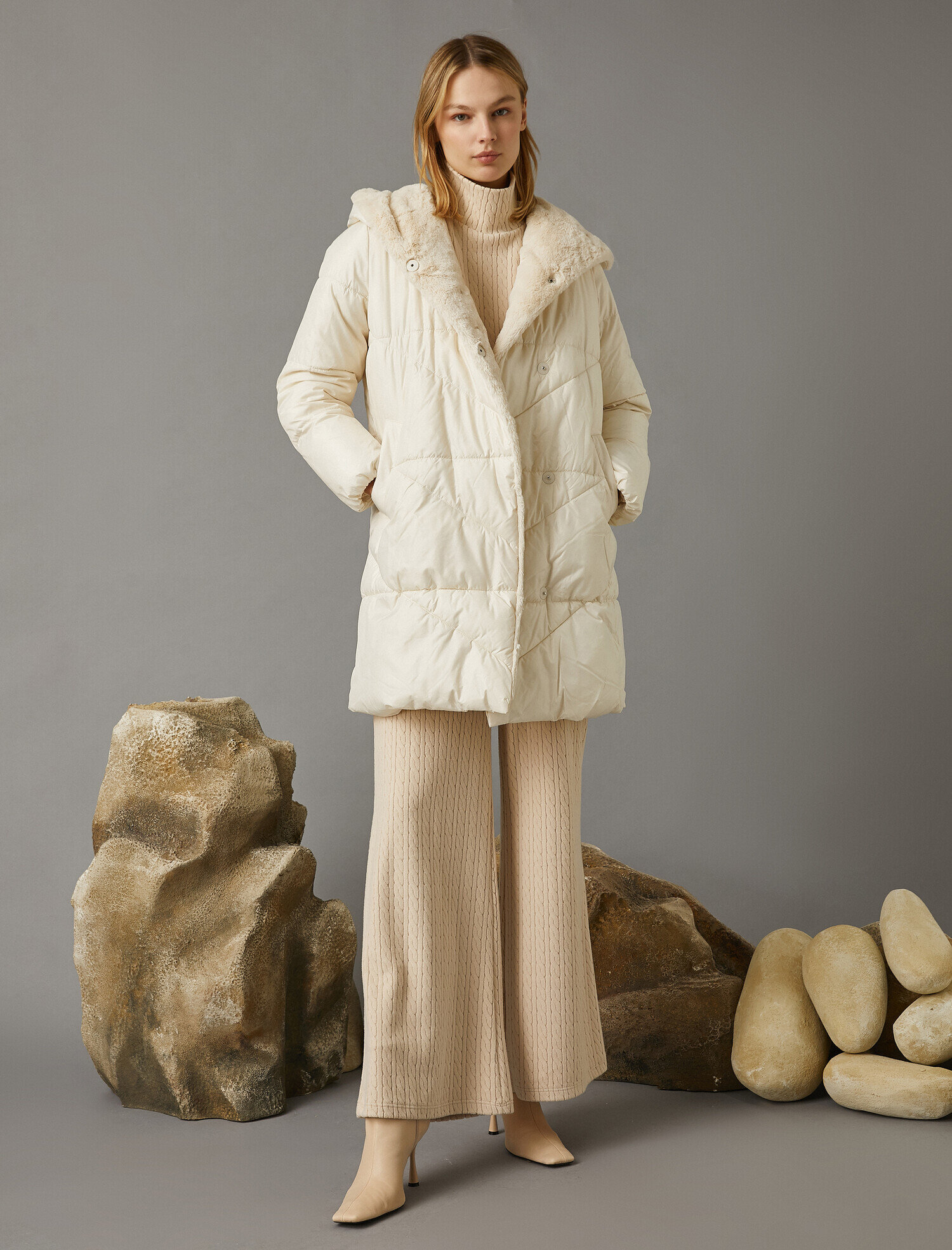   Kapüşonlu İçi Peluş Çıtçıtlı Oversize Şişme Mont