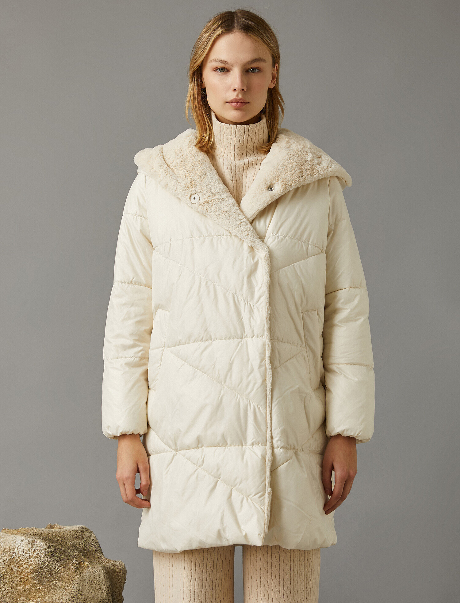   Kapüşonlu İçi Peluş Çıtçıtlı Oversize Şişme Mont