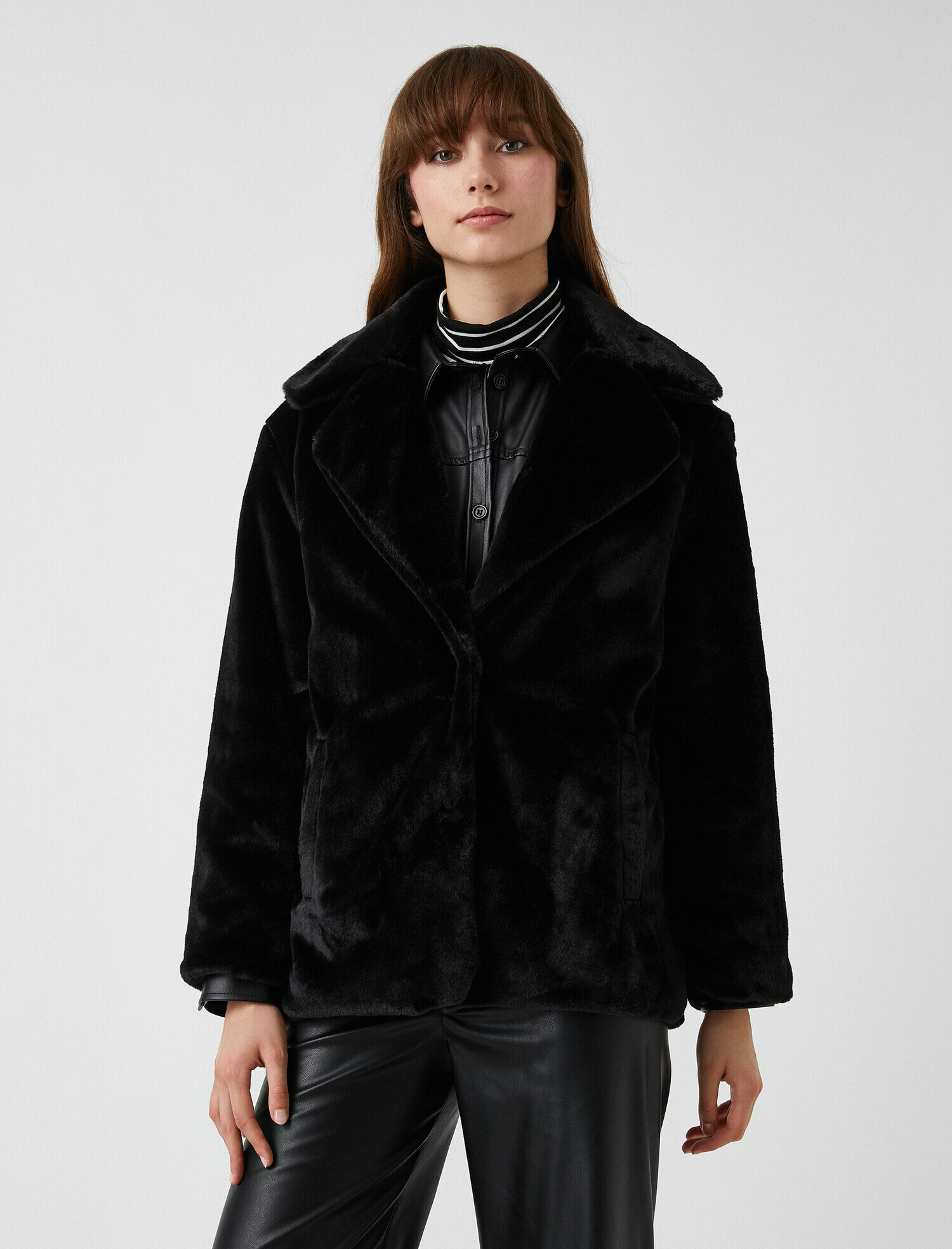 Düğmeli Oversize Kısa Peluş Kaban