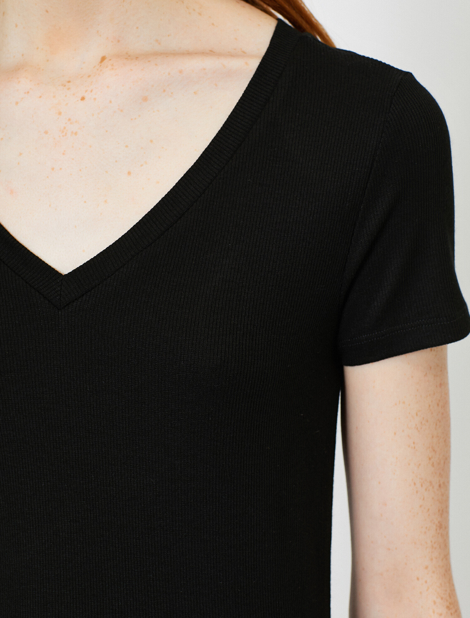   V Yaka Basic Kısa Kol Tişört