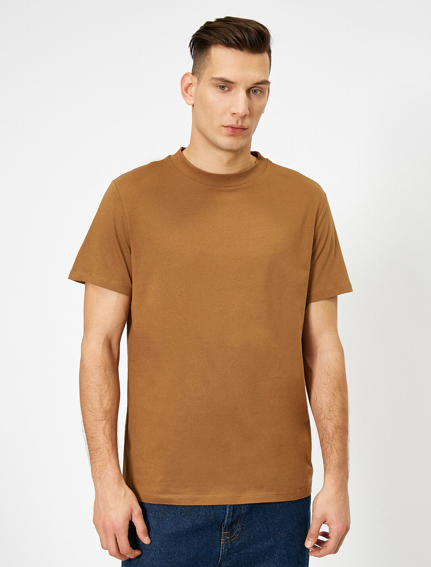   Yüksek Yaka Rahat Kesim Basic Tişört