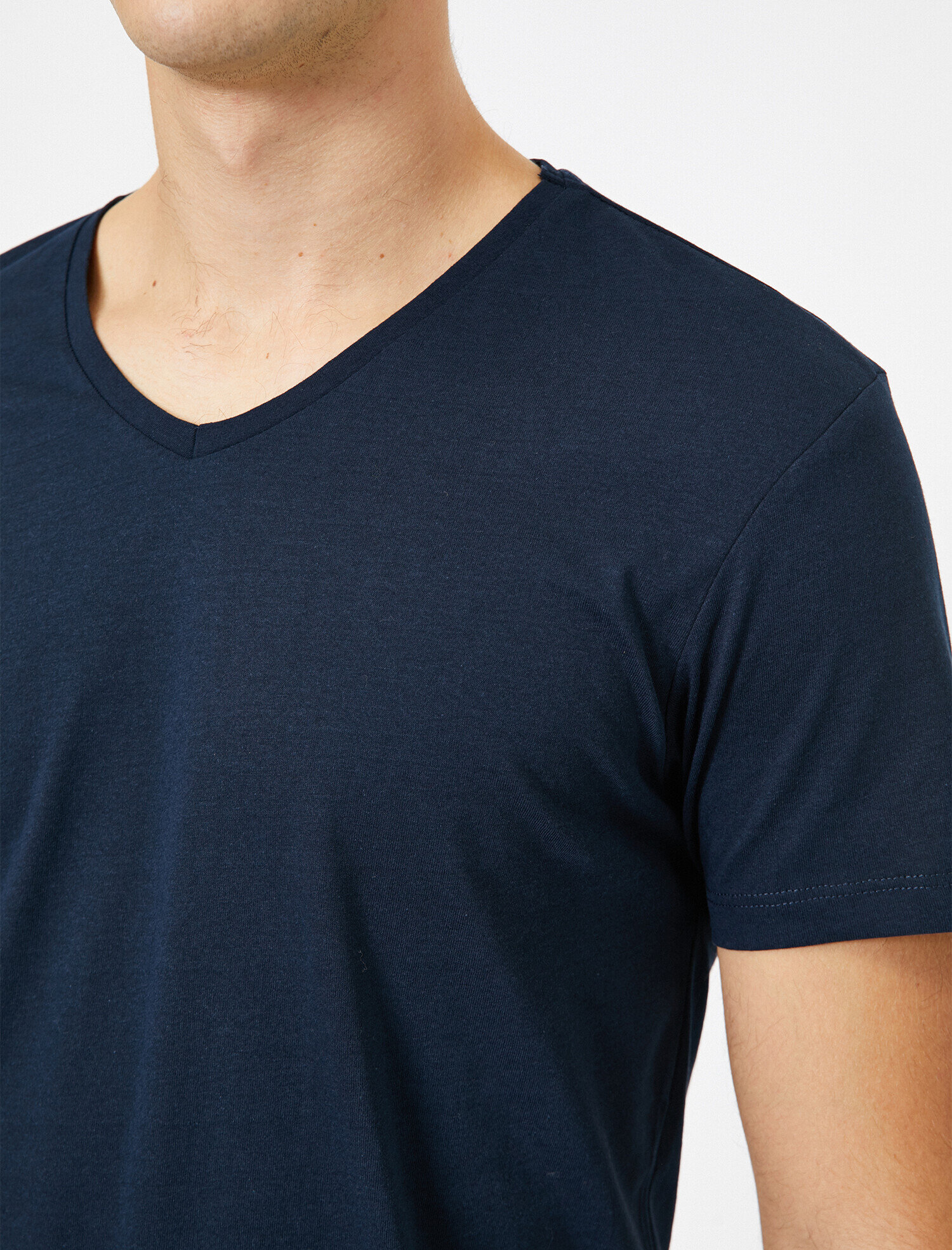   V Yaka Pamuklu Dar Kesim Basic Tişört